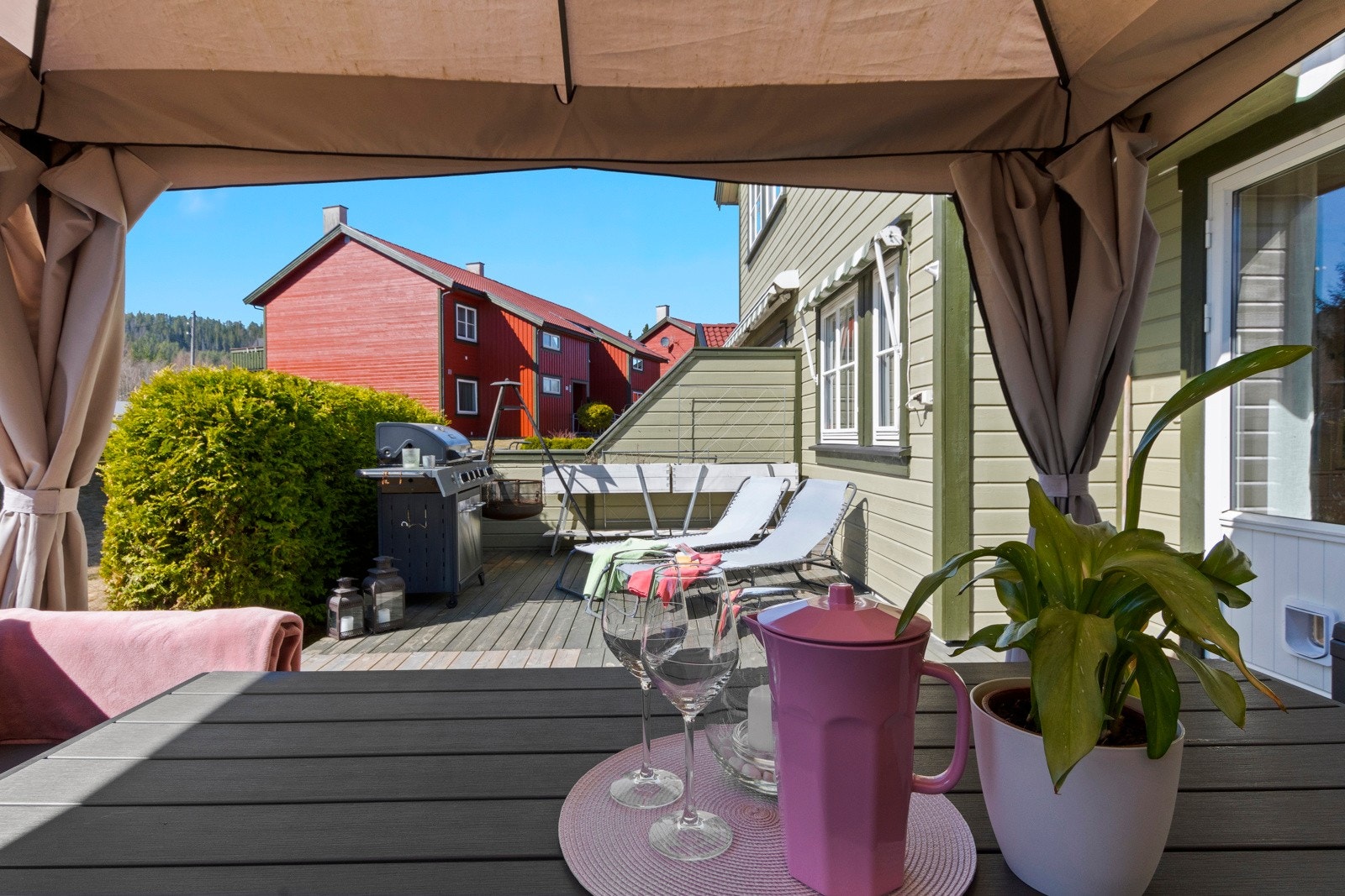 Terrassen fungerer som en forlengelse av stuen på sommerhalvåret Galleribilde