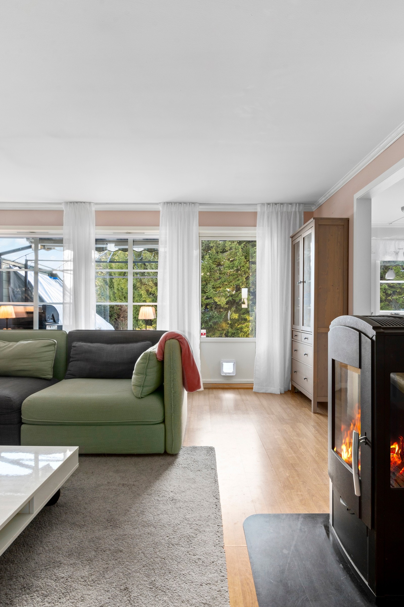 Utgang fra stue til sydvendt markterrasse på ca. 30 kvm Galleribilde