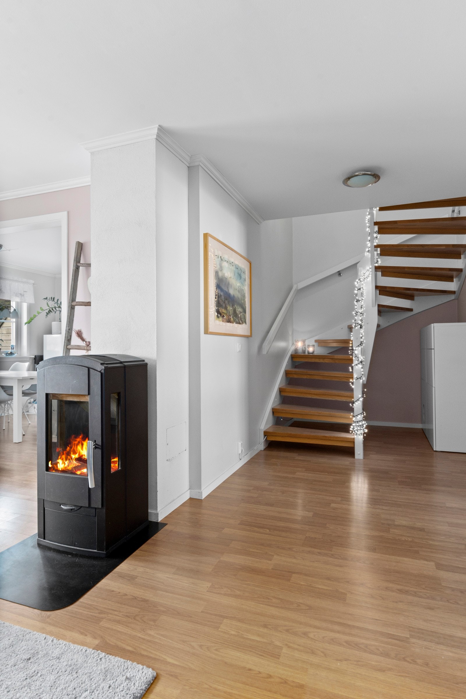 1. etasje består av entré, soverom, bad, gang, stue, bod og kjøkken Galleribilde