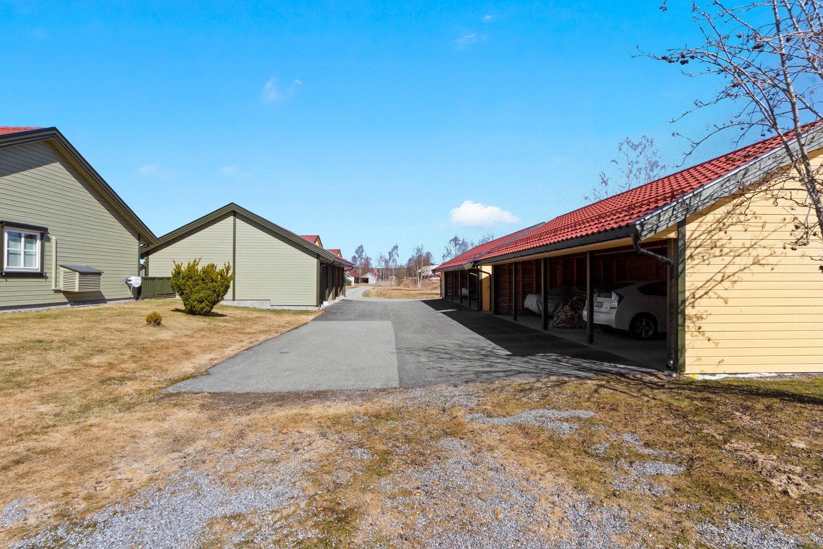 Biloppstillingsplass i felles carport medfølger Galleribilde