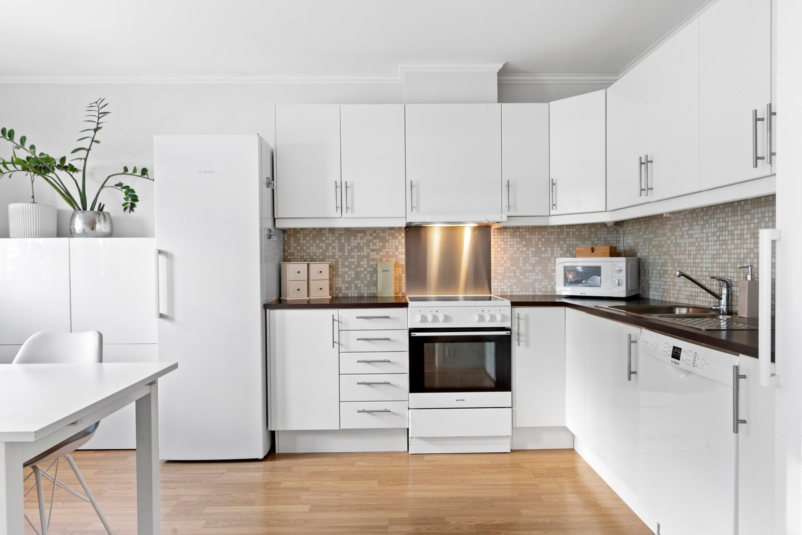 Stort og lyst kjøkken, med kjøkkeninnredning fra Norema Galleribilde