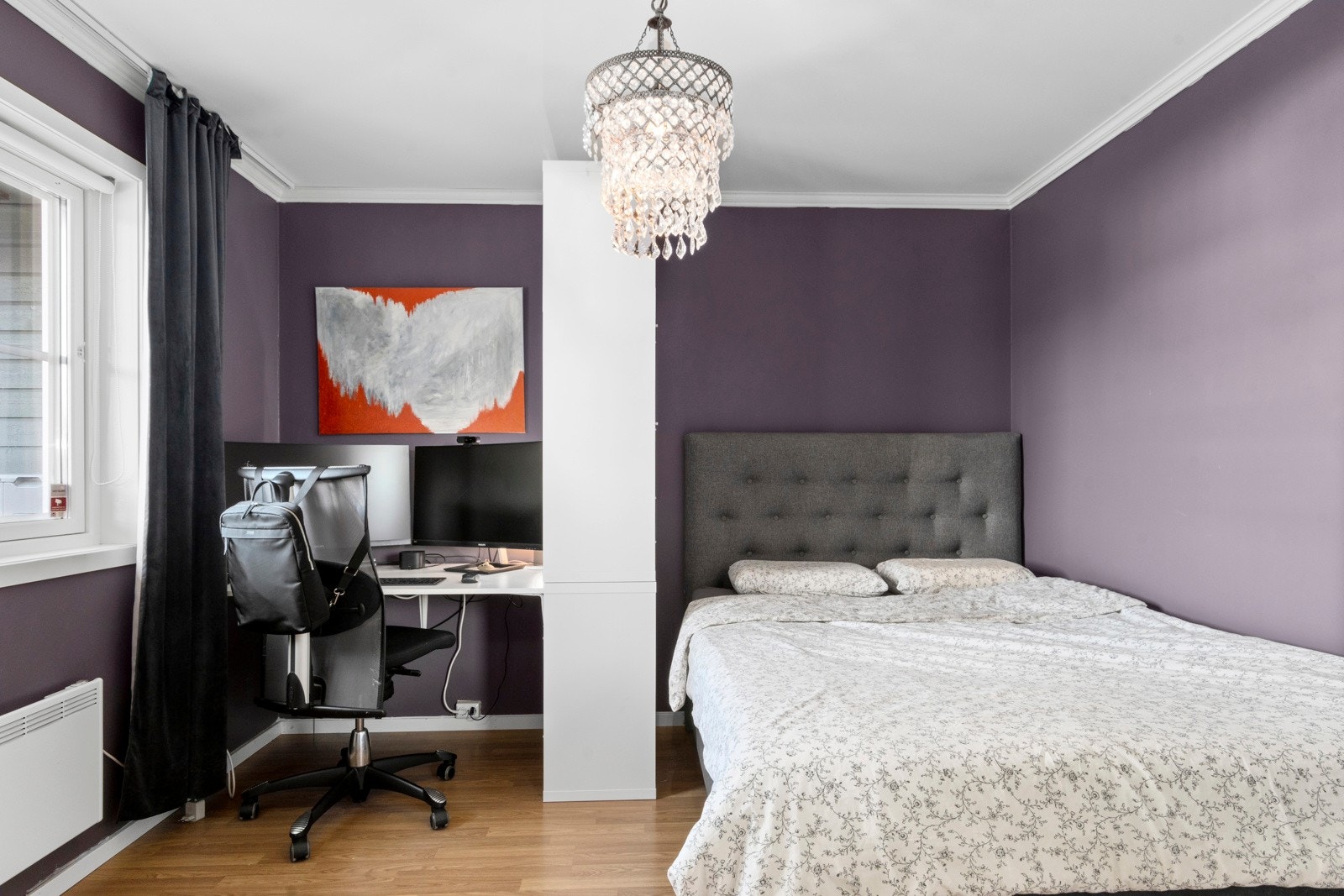 Stort soverom i 1. etasje med god plass til dobbeltseng, nattbord, skrivebord, etc Galleribilde