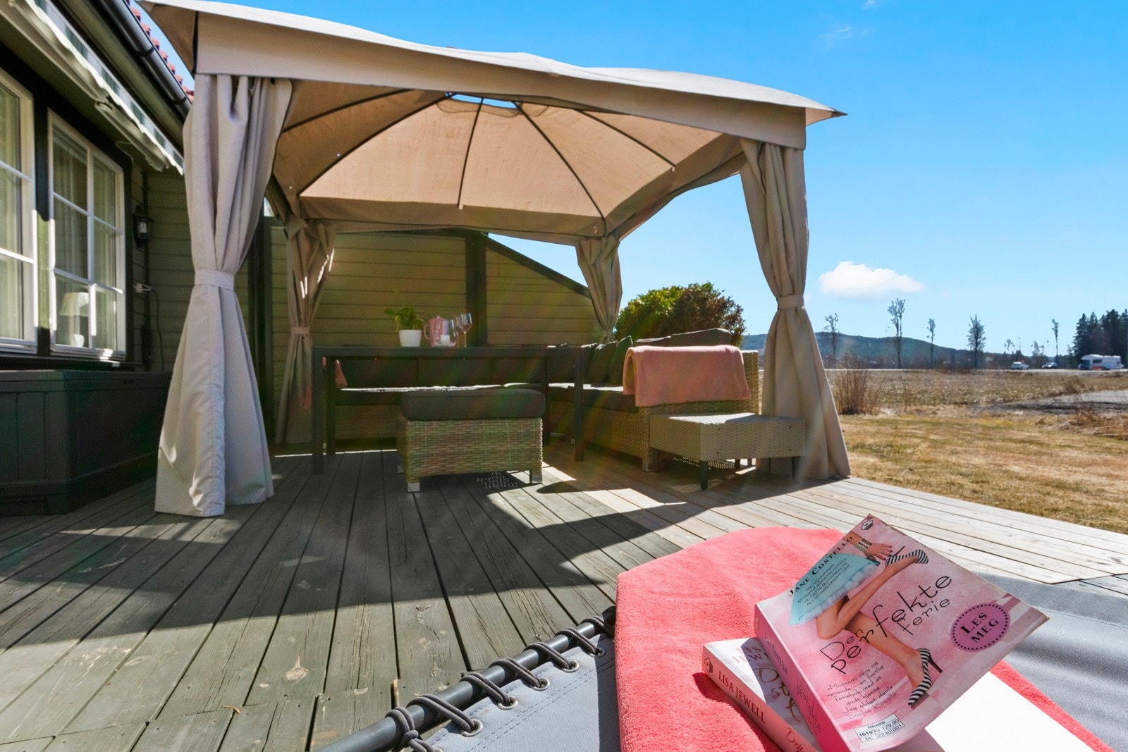 Her er det en usjenert uteplass og gode solforhold! Galleribilde