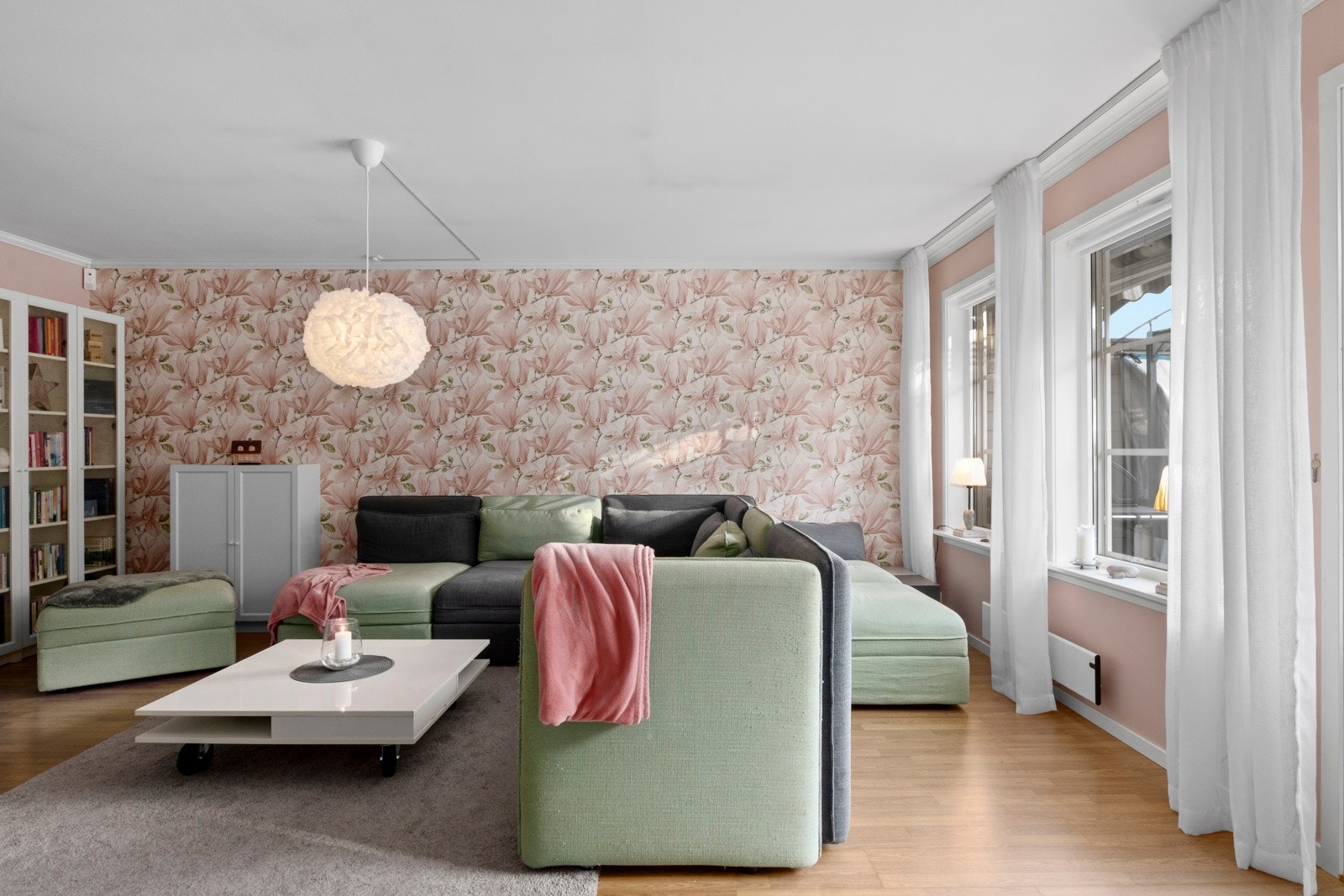 Boligen fremstår lys - rikelig med naturlig lys fra de store vindusflatene Galleribilde