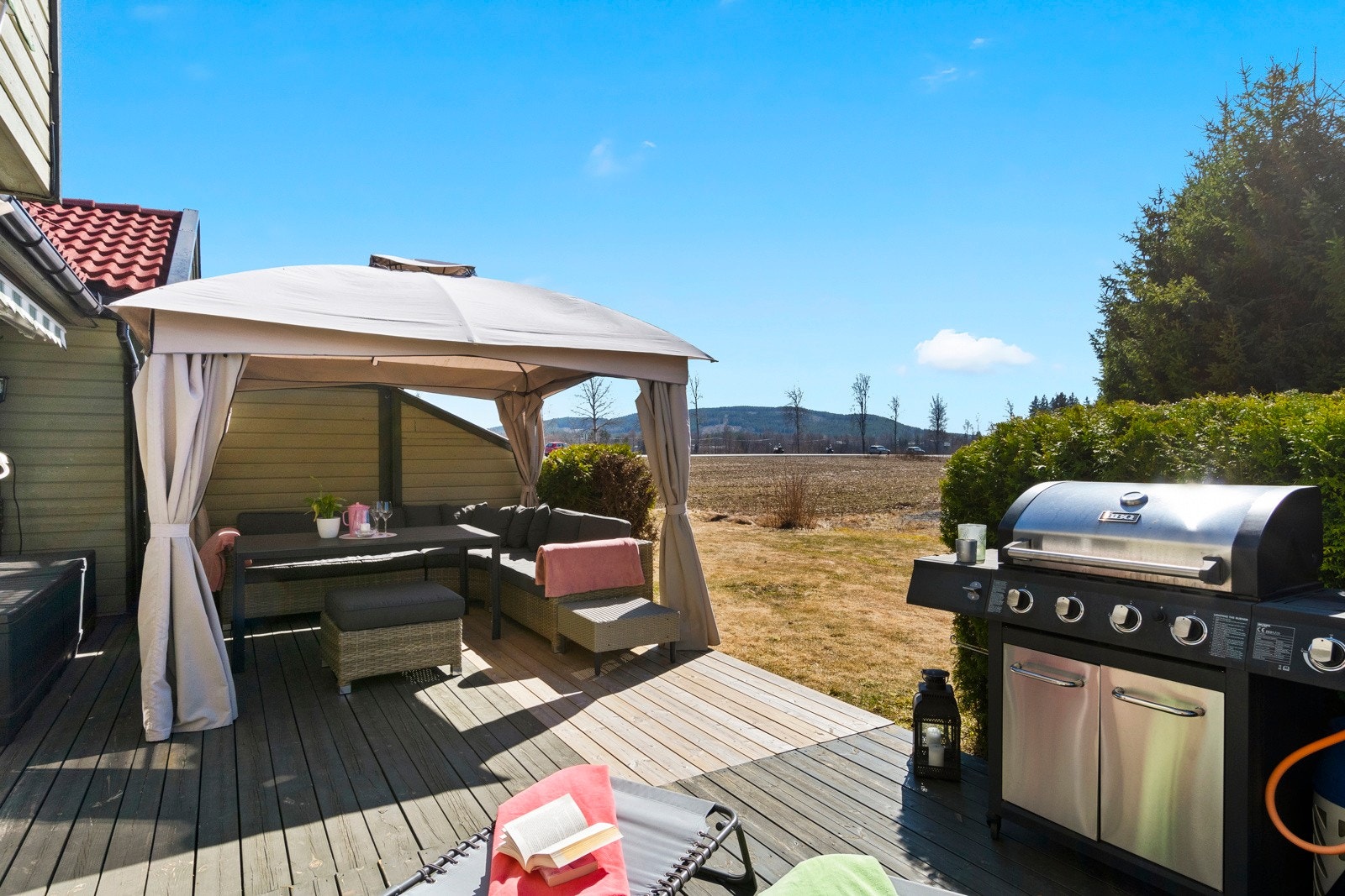 Flott, sydvendt terrasse med medfølgende paviljong Galleribilde