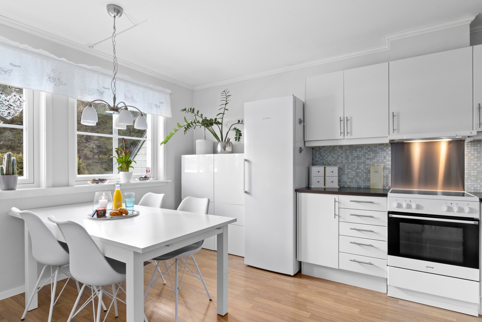 Det er god plass til en spisestue på kjøkkenet Galleribilde