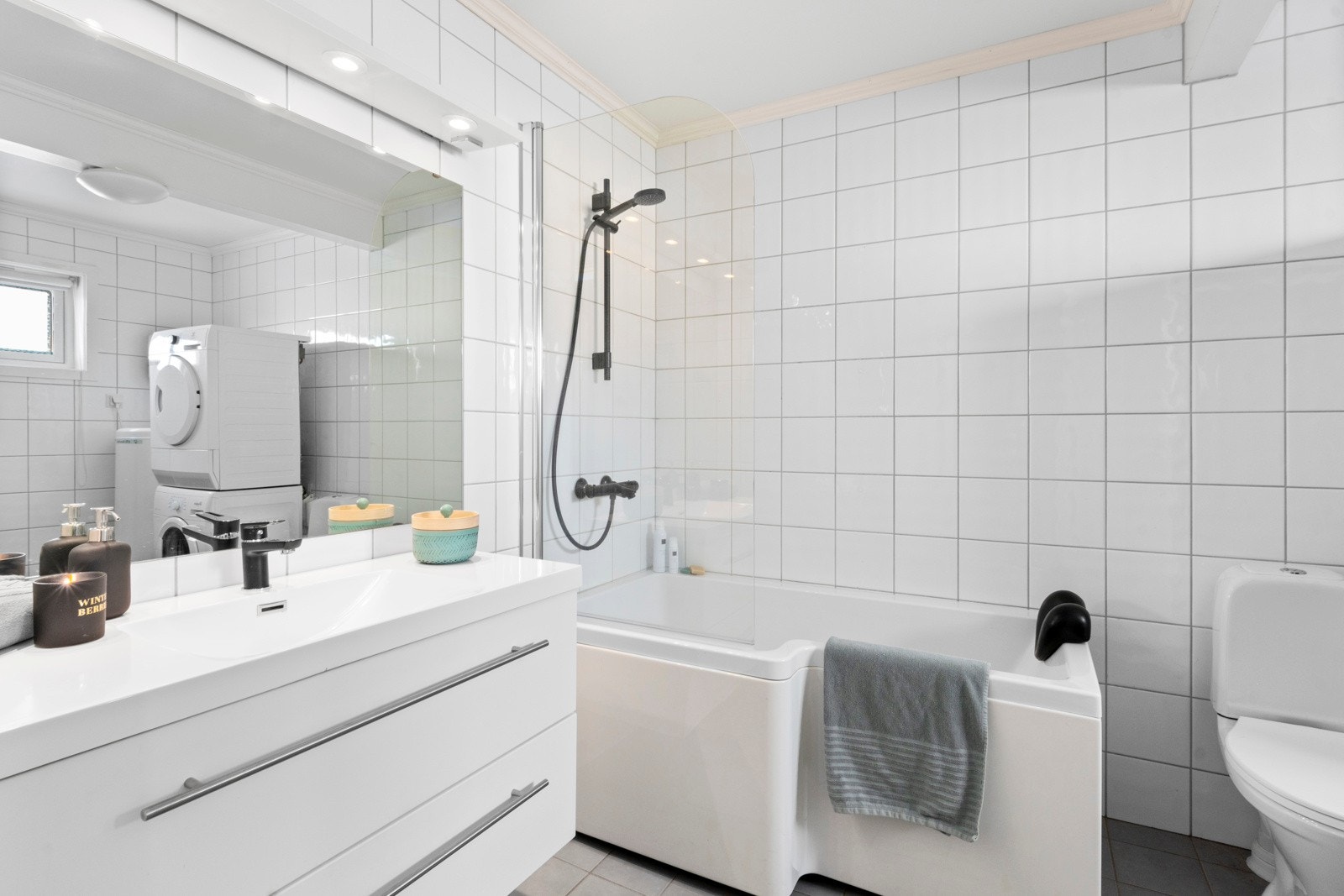 Romslig flislagt baderom med gulvvarme i 1. etasje Galleribilde