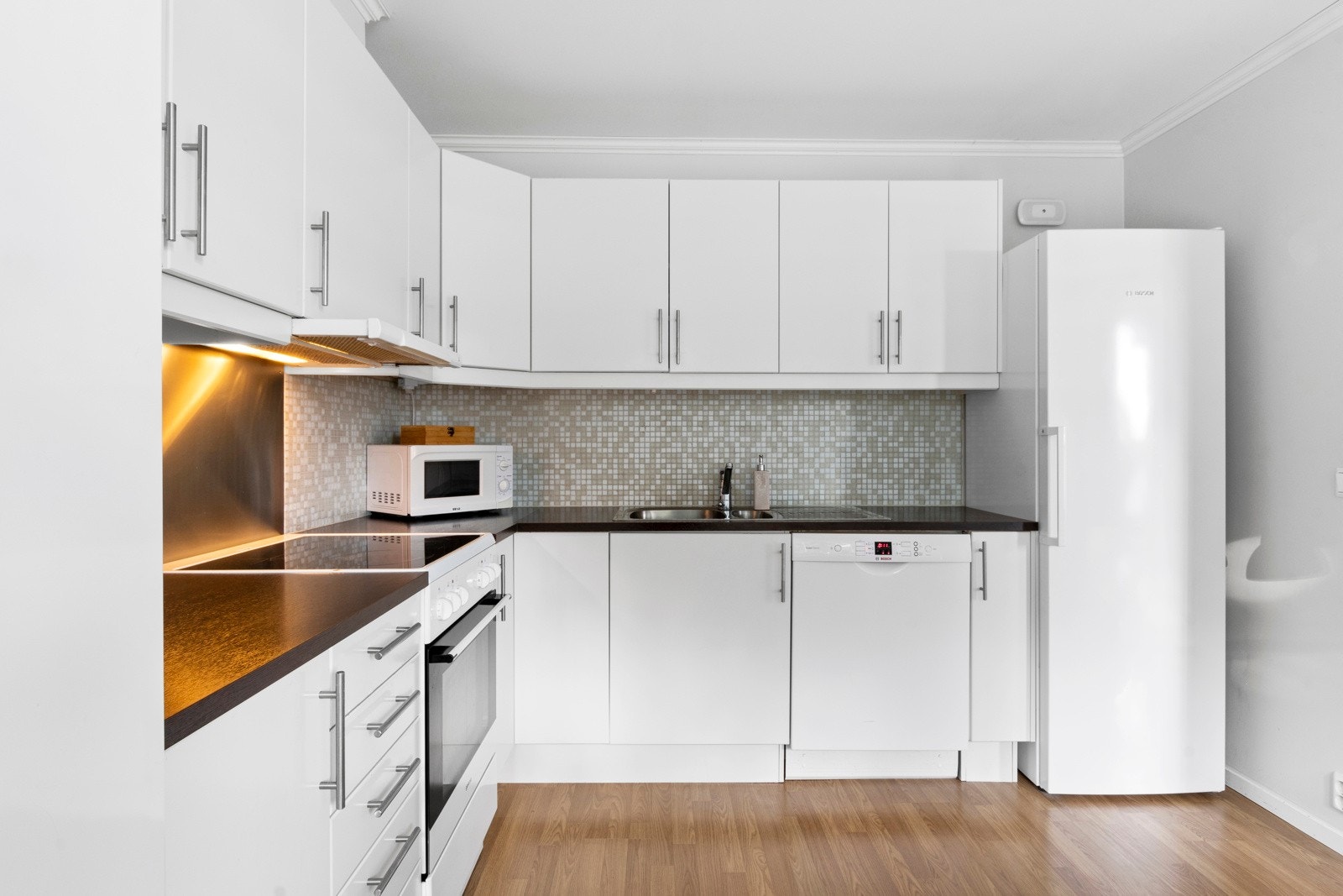 Frittstående komfyr, oppvaskmaskin, kjøleskap og fryseskap Galleribilde