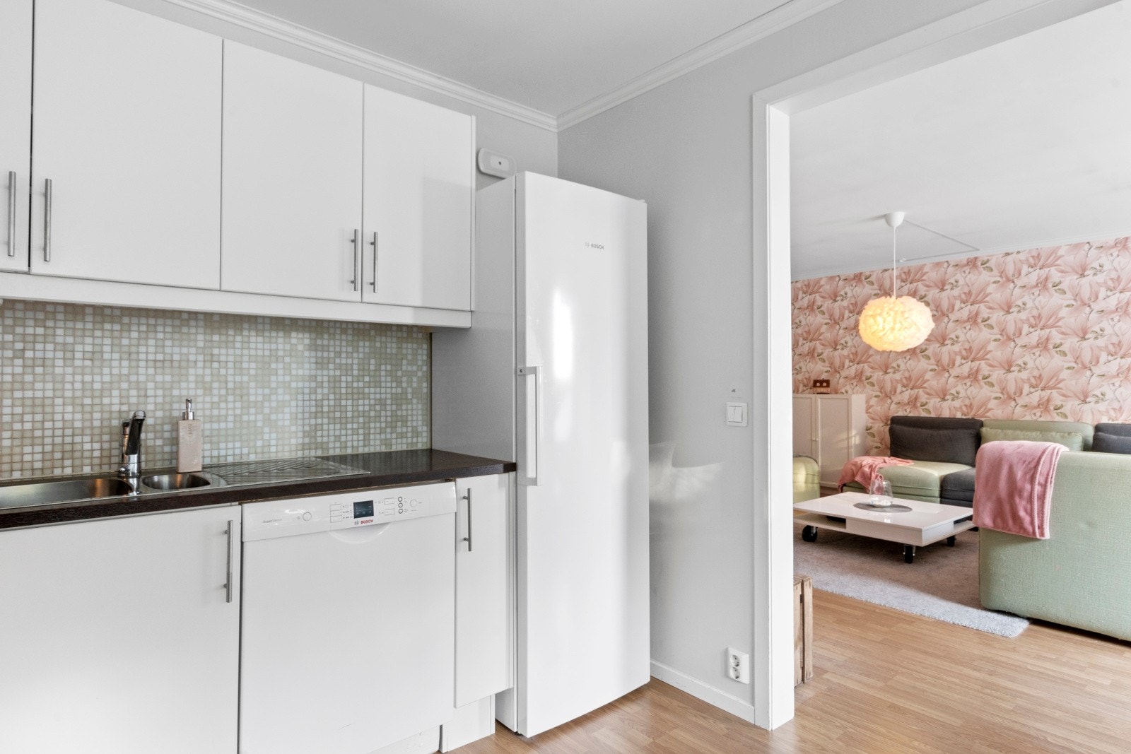 Kjøkkenet er i åpen løsning mot stue, men føles likevel adskilt Galleribilde