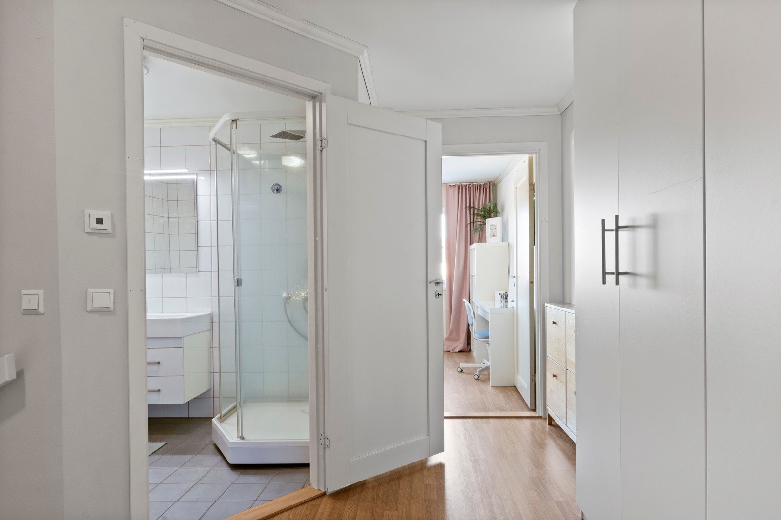 Garderoben i gangen har god skapplass Galleribilde