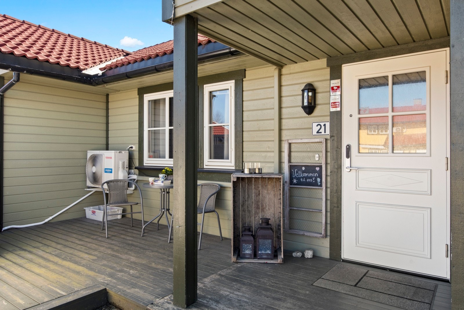 Eiendommen har et fint og hyggelig inngangsparti Galleribilde