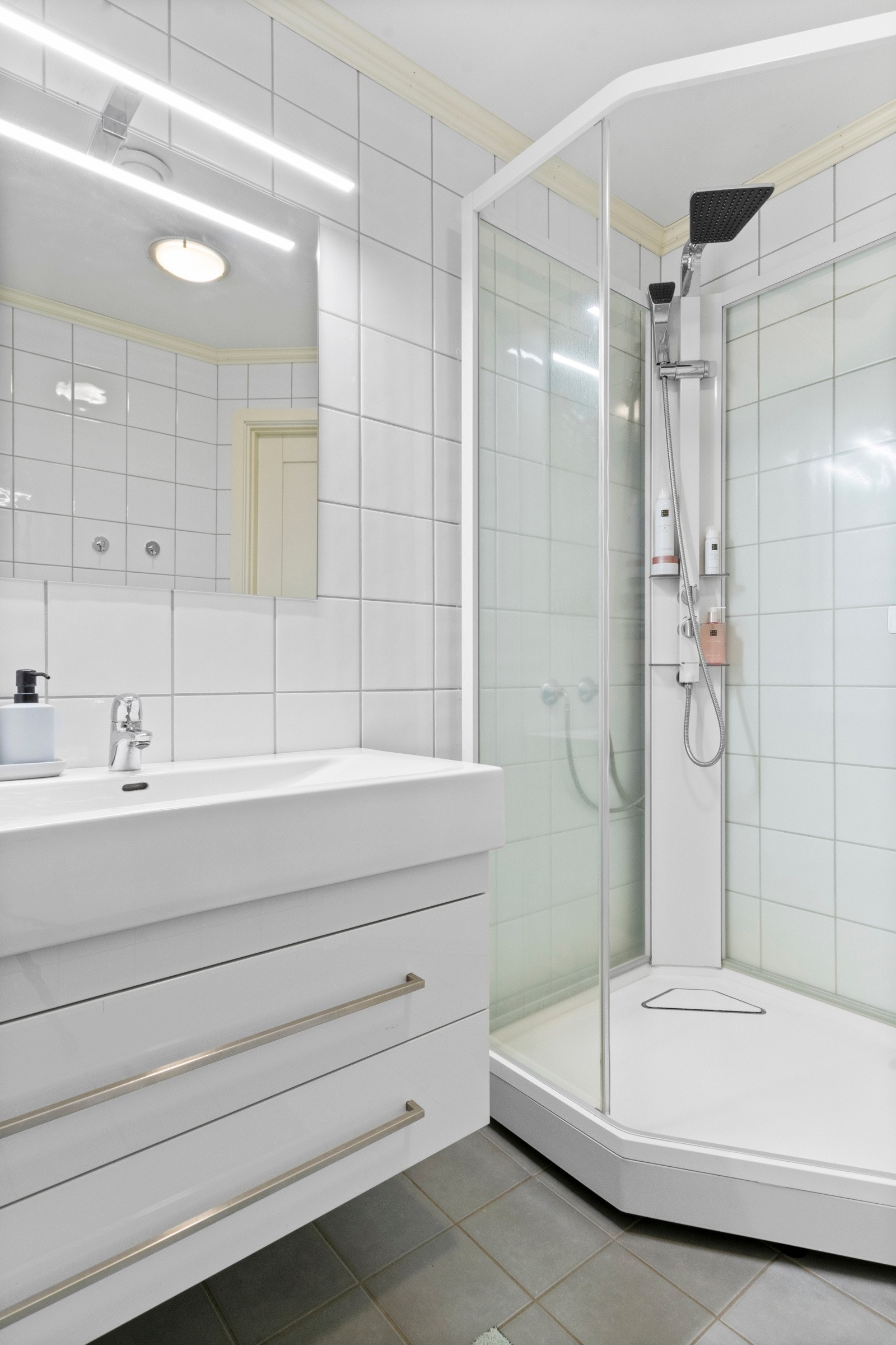 Baderomsinnredning med servant, speil med lys, dusjkabinett og wc Galleribilde