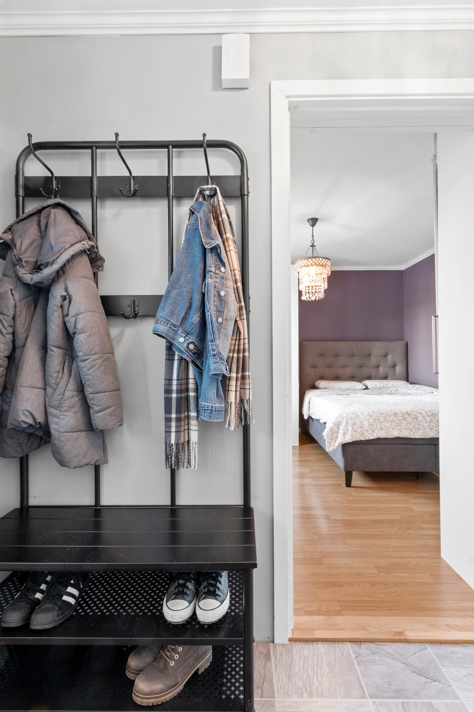 God plass til å henge fra seg yttertøyet i entréen Galleribilde