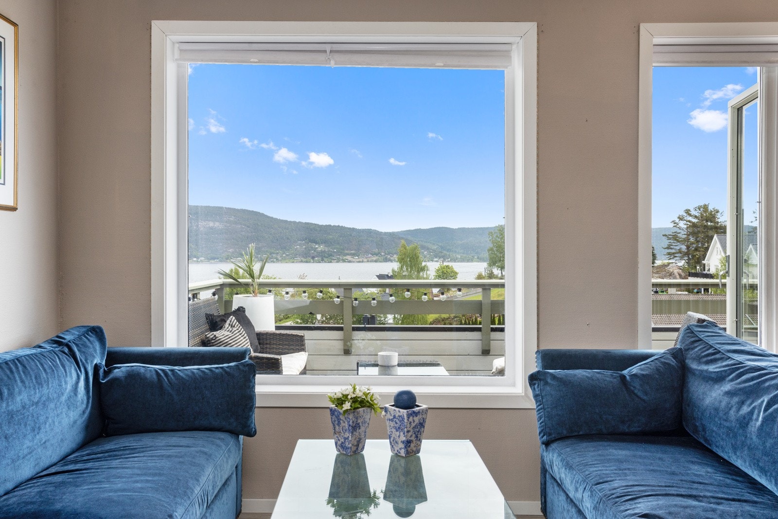 I stuen har du store vindusflater som sørger for godt med lysinnslipp, og fantastisk utsikt over Drammensfjorden. Galleribilde