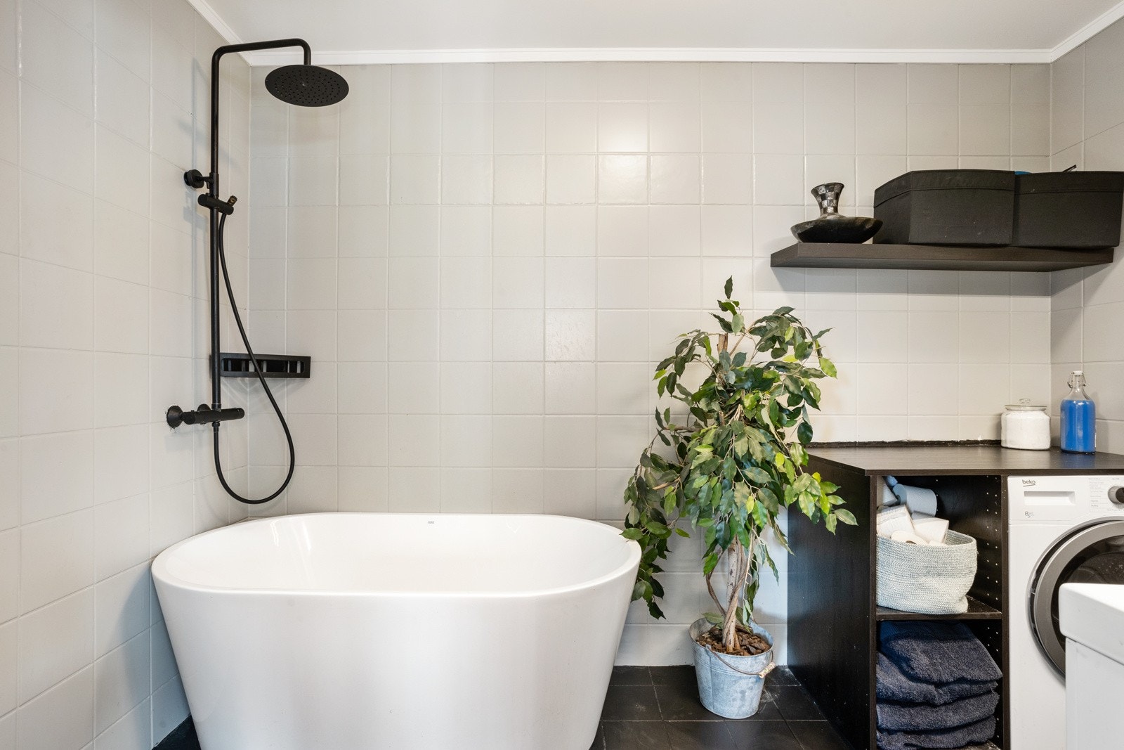 Badekar og opplegg for vaskemaskin. Galleribilde