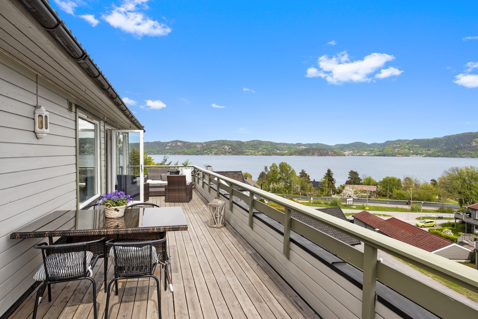 Fantastisk utsikt over Drammensfjorden på en romslig terrasse med flere oppholdssoner. Galleribilde