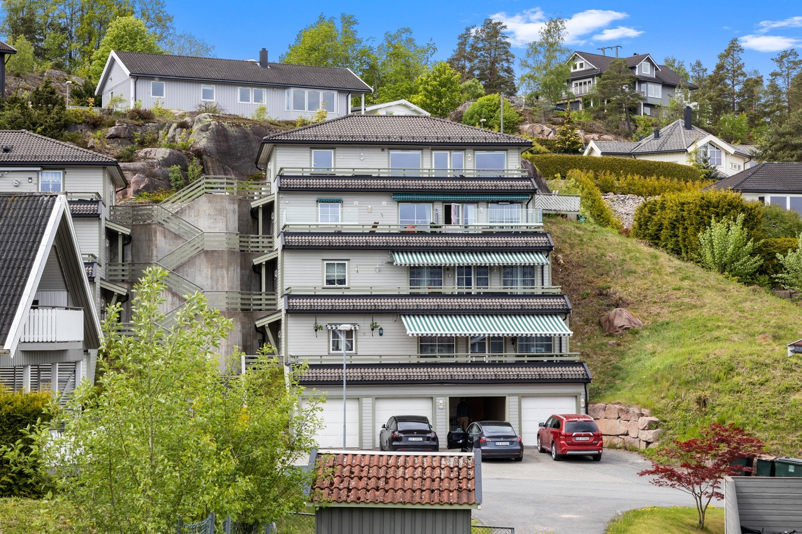 De terrasserte leilighetene inkluderer en garasjeplass, selger har også parkert ovenfor eiendommen for en trappefri adkomst. Galleribilde