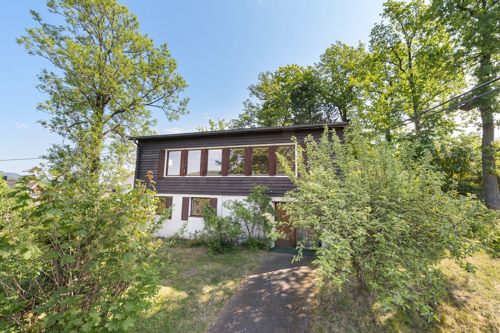 Tilbaketrukket og barnevennlig beliggenhet, samtidig som den er sentral med kort vei til alt du trenger i hverdagen. Galleribilde