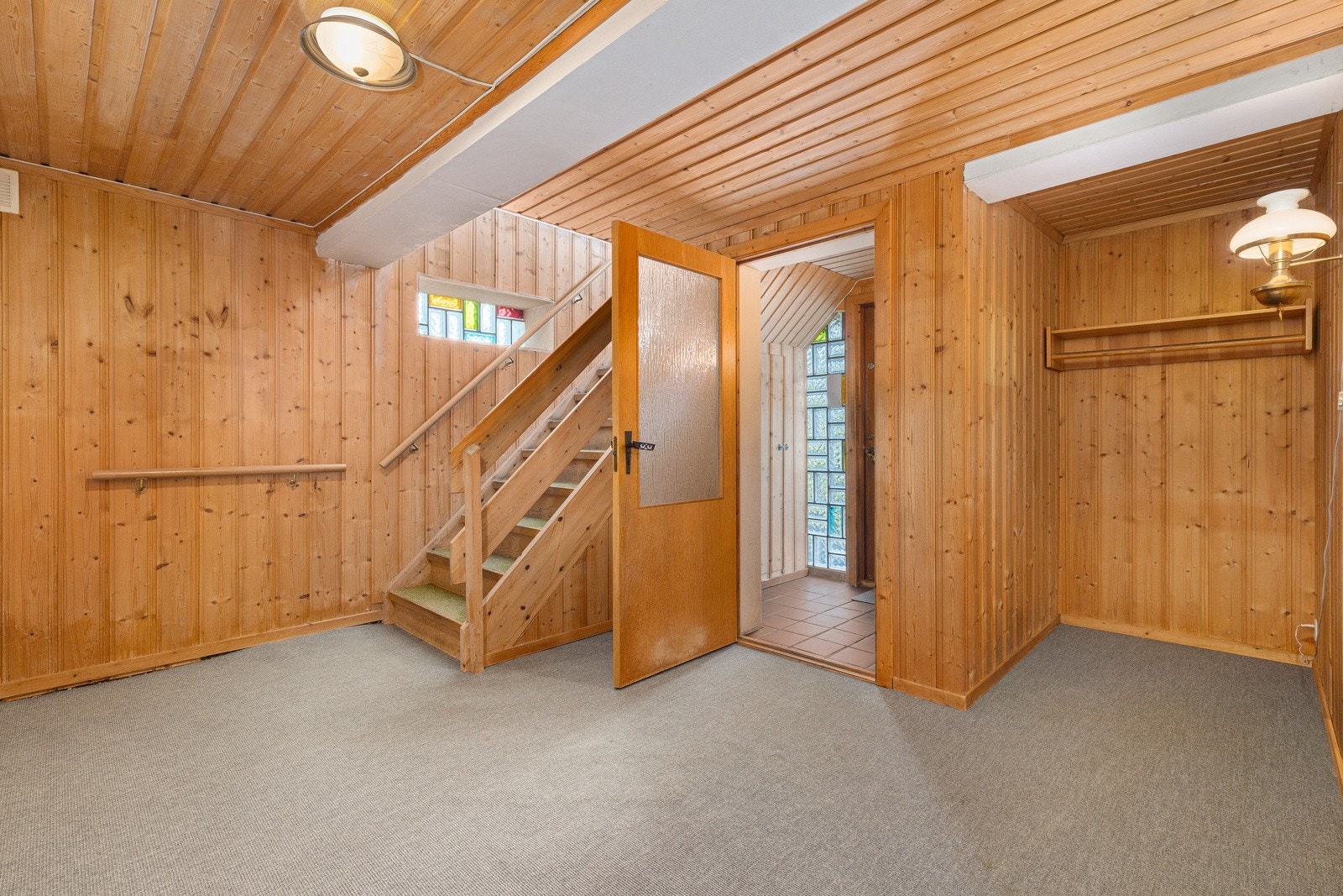 Romslig entré med inngang fra boligens underetasje. Galleribilde