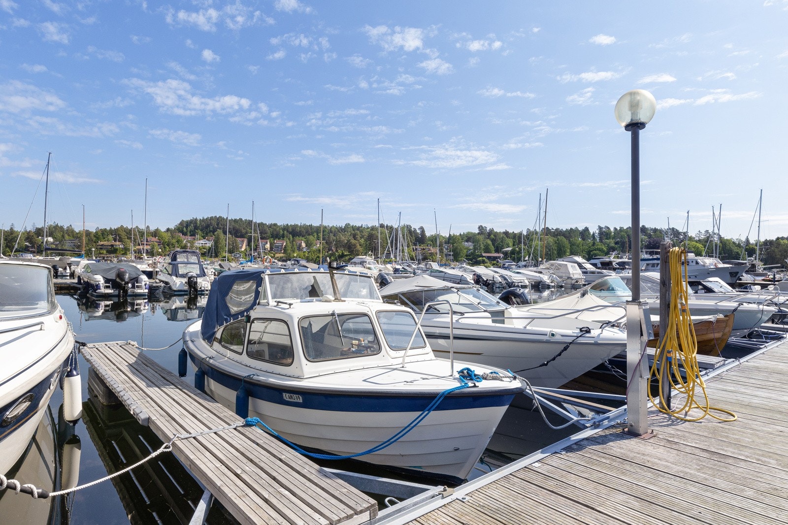Eiendommen har prioritet på båtplass via Øvre Nes Vel. Tilgang til privat båthavn og strand kun via bom og port med elektronisk nøkkel Galleribilde
