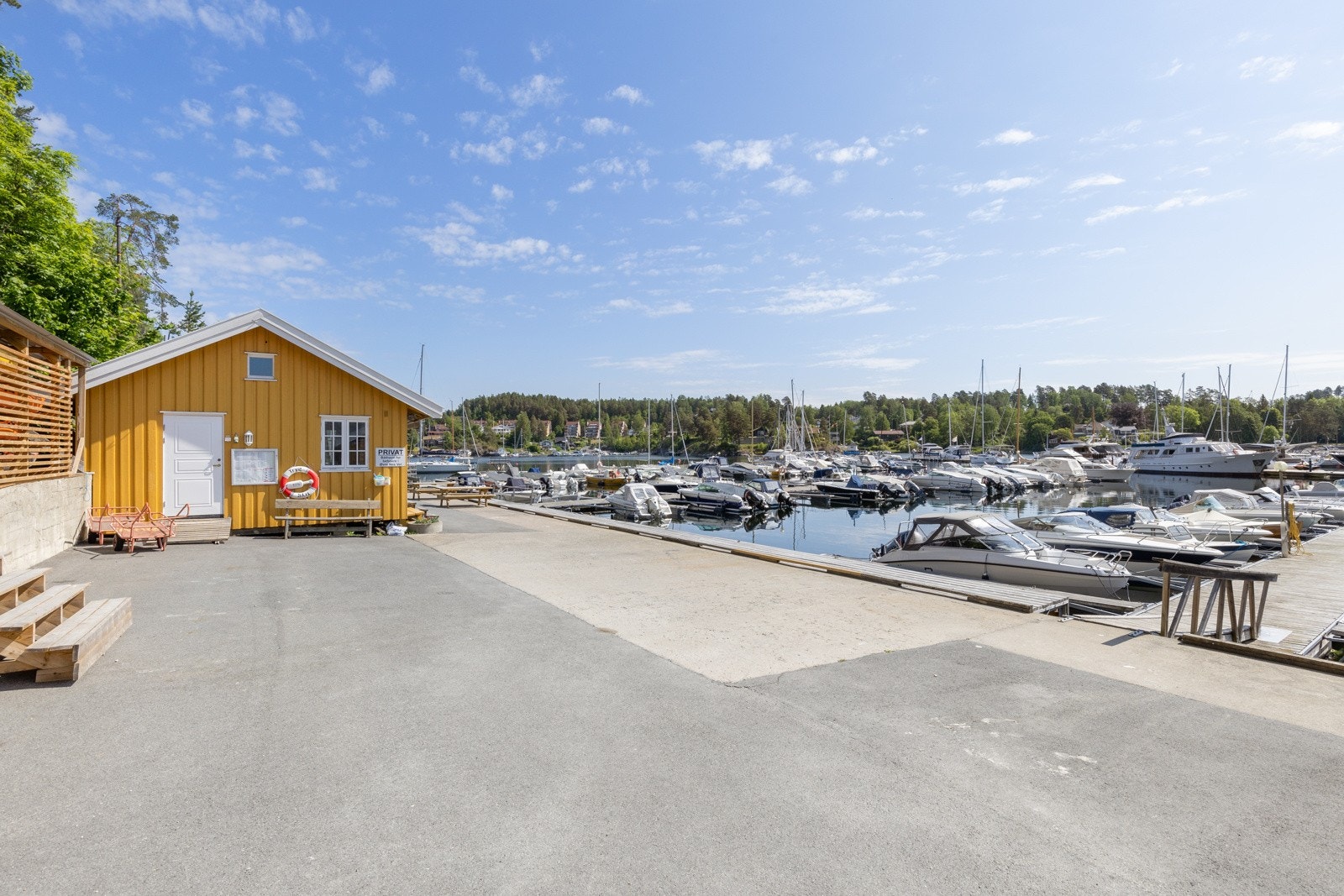 Medlemskapet i Øvre Nes Vel gir tilgang på privat båthavn og badestrand med stupetårn, kajakkplasser og grillsted Galleribilde