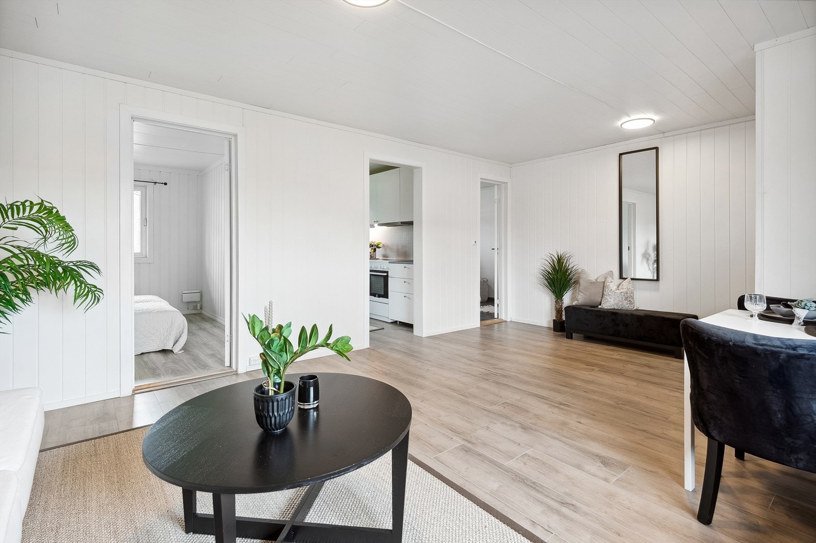 I stuen har du plass til både sofagruppe med salongbord og et spisebord. Galleribilde