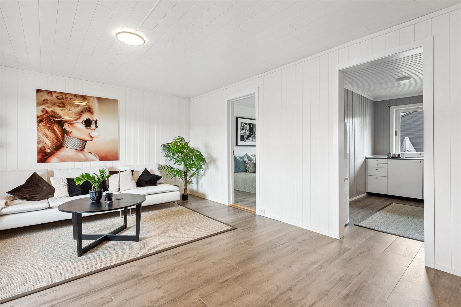 Kjøkkenet ligger i et eget rom i naturlig tilknytning til stuen. Galleribilde
