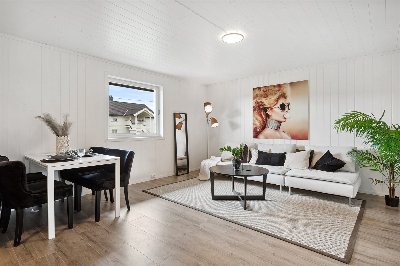 Stuen er det naturlige oppholdsrommet i boligen, og er et stort, lyst og fint rom. Galleribilde