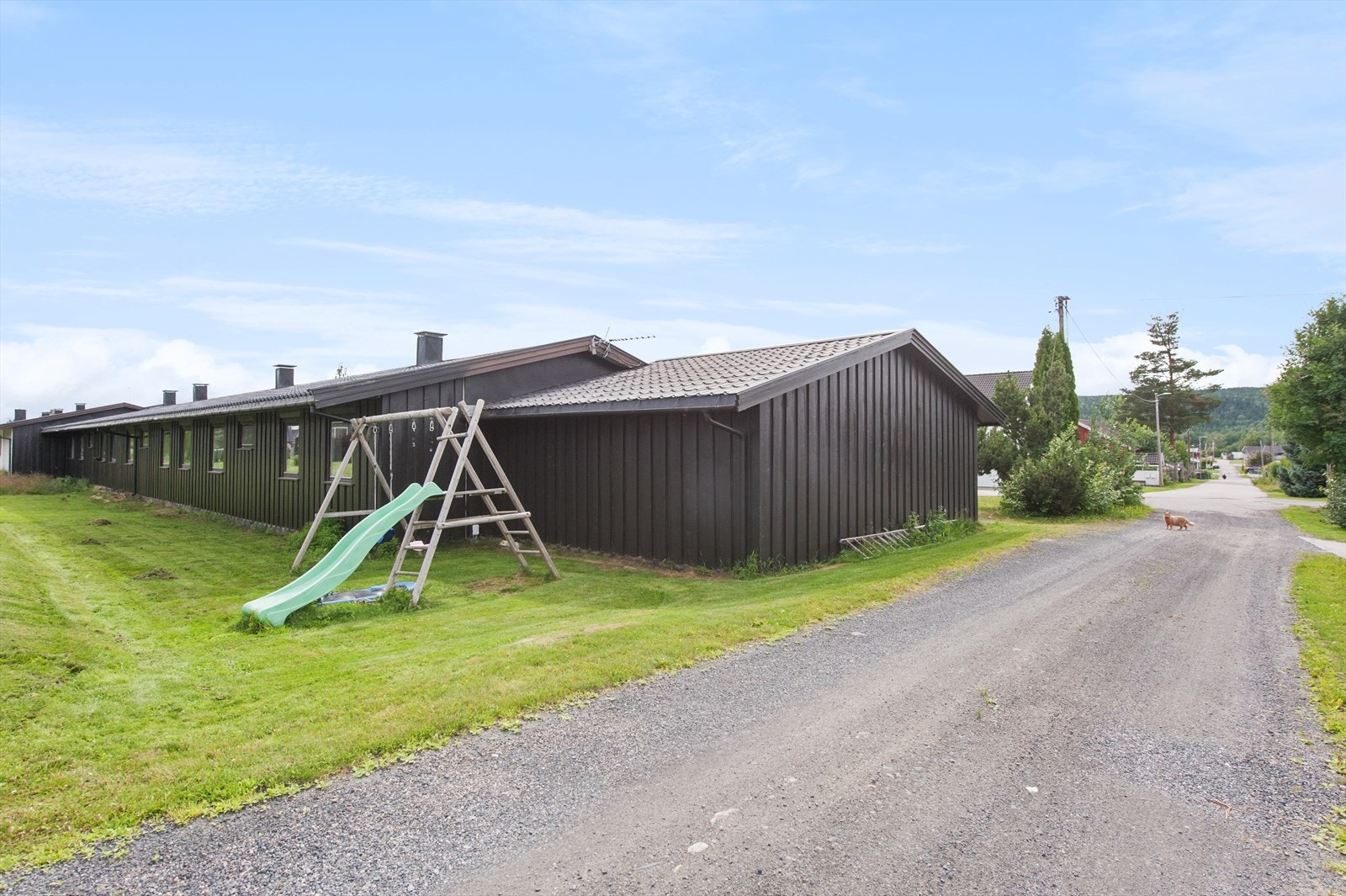 Rekkehuset ligger i et veletablert boligområde på Hanstad, ca. 2,5 km sør for Elverum sentrum. Her bor du med kort avstand til barnehage, skole, dagligvarer med post og holdeplass for bybuss. Området byr også på flere fine turmuligheter. Galleribilde