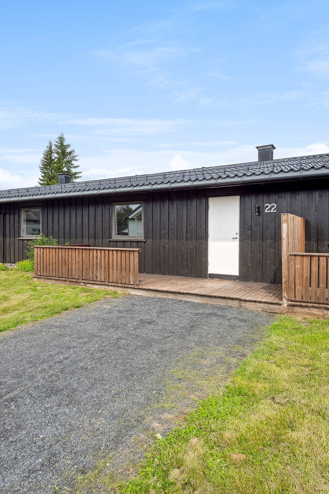 Du ønskes velkommen inn via et hyggelig inngangsparti med en solrik terrasse. Terrassen har impregnerte terrassebord på gulv og god plass til sittegruppe etter eget ønske og behov. Terrassen vender mot sydvest som sørger for gode solforhold. Galleribilde