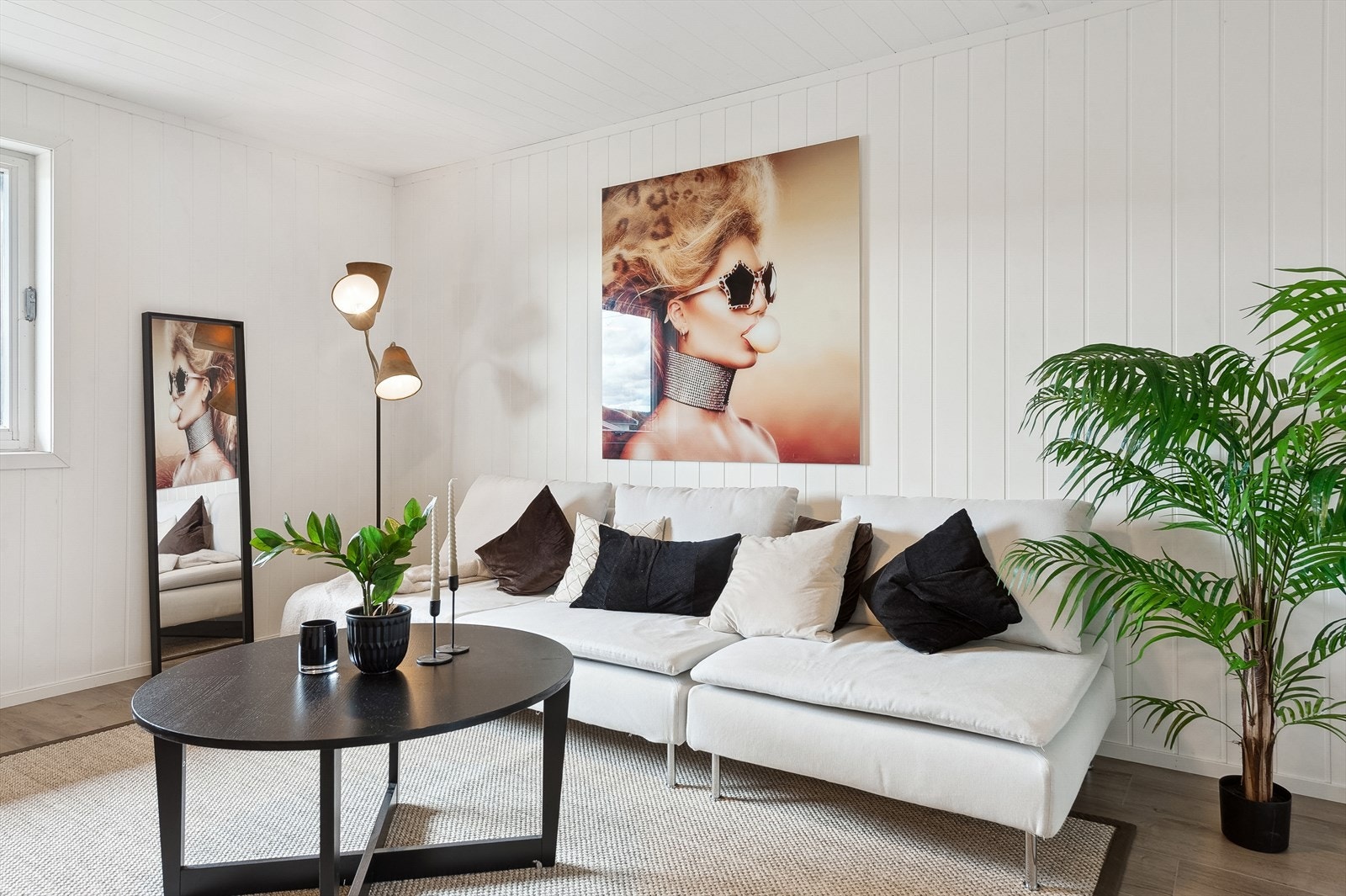 Stuen har pen enstavs laminat på gulv og lysmalte overflater. Galleribilde