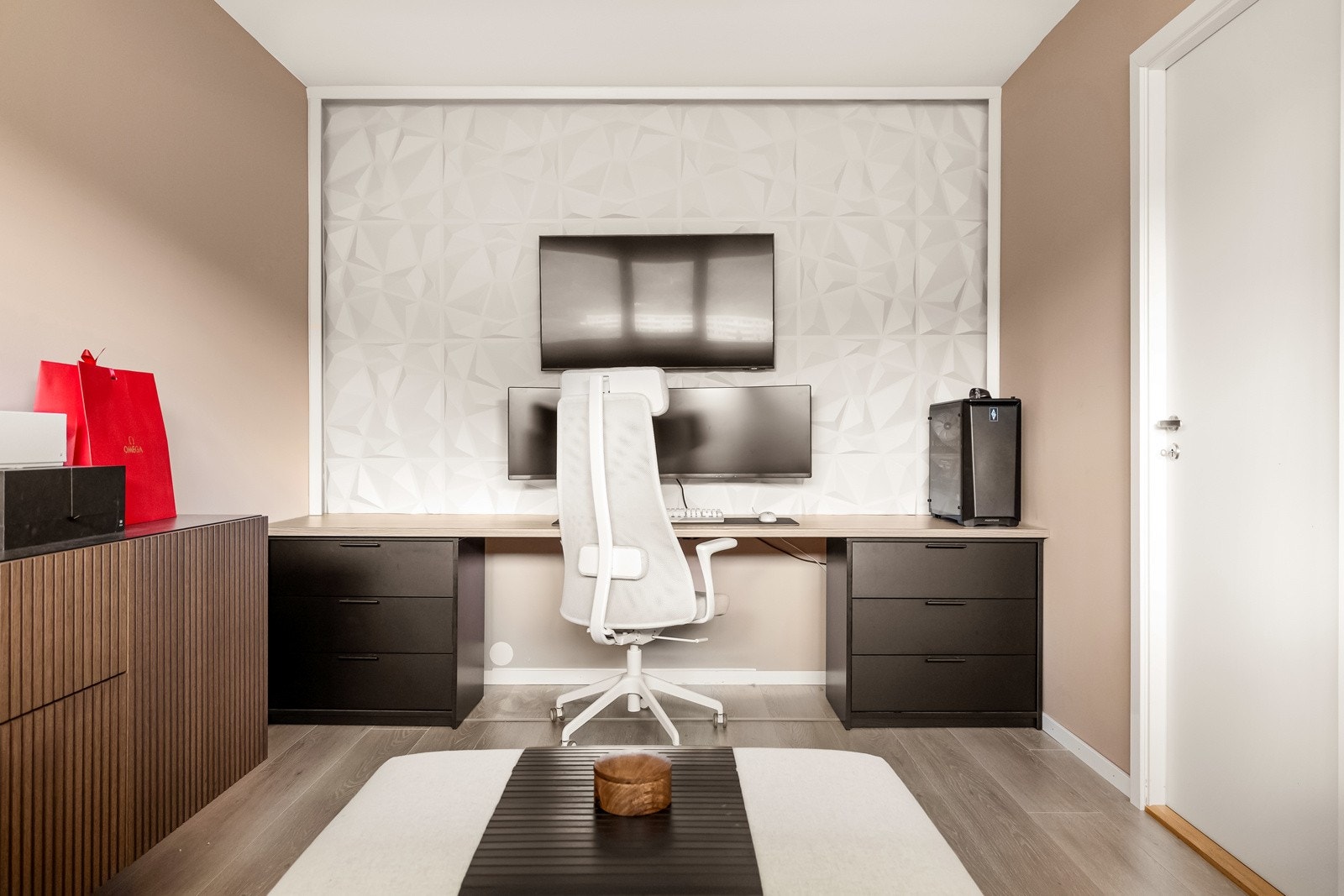 Soverom nr 2 er innredet som lekkert hjemmekontor og TV-stue Galleribilde