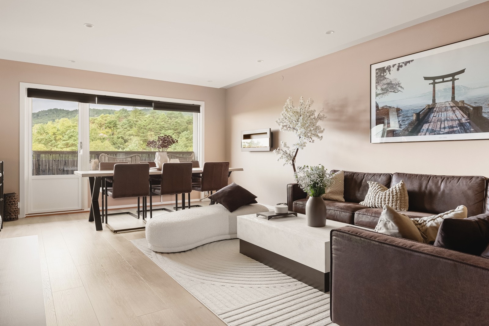 God plass til både sofagruppe og spisestue Galleribilde