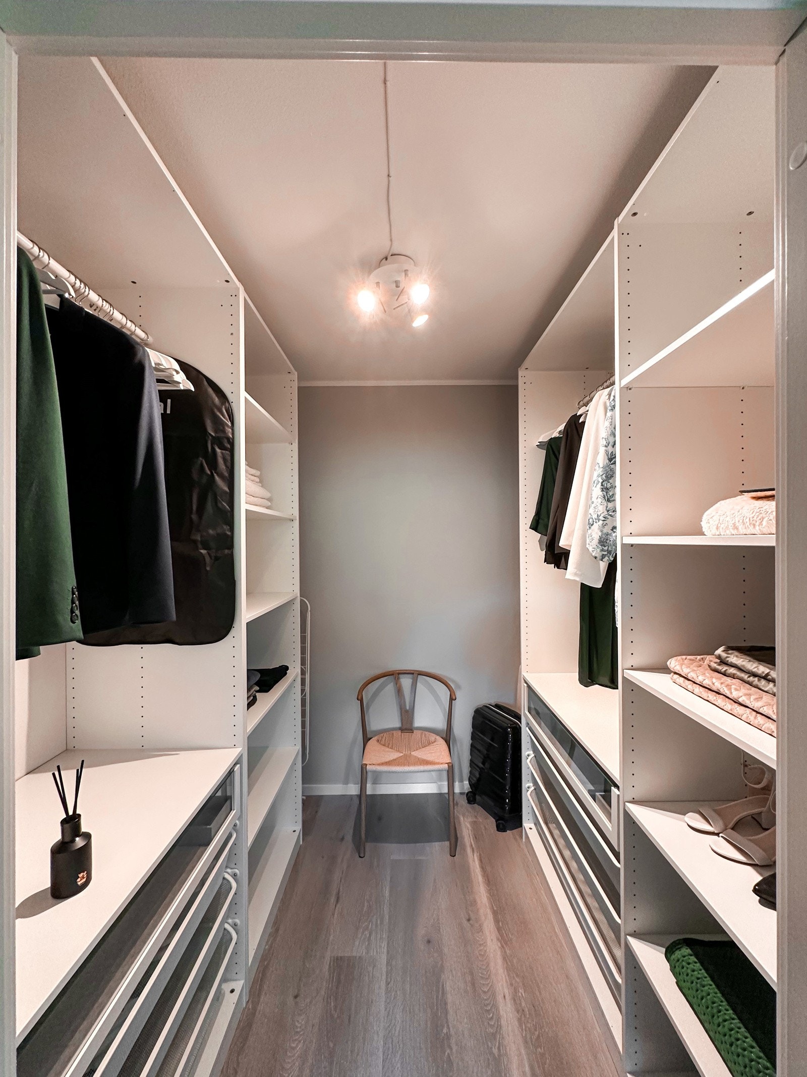 Egen walk-in & omkledningsrom til hovedsoverom. Galleribilde