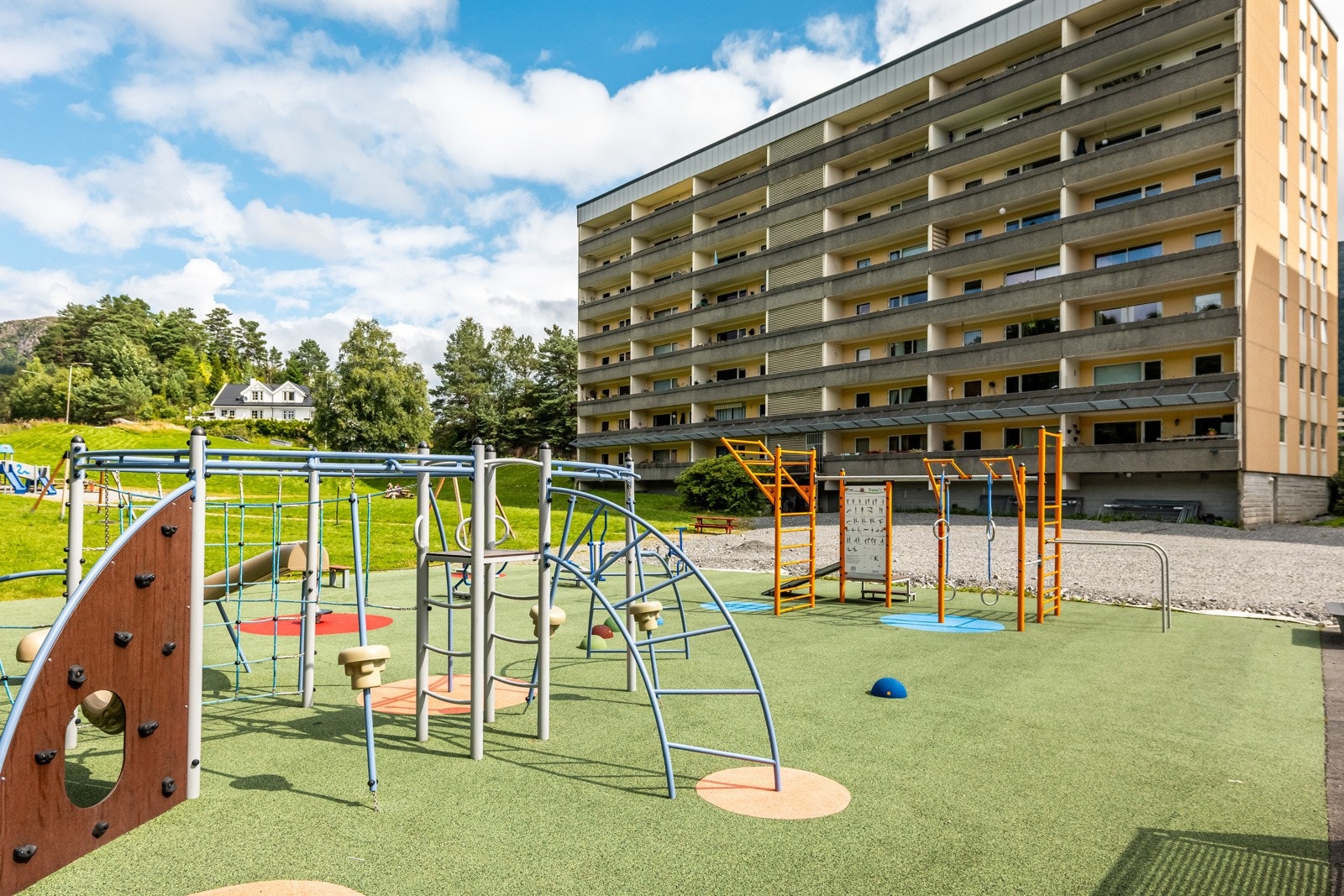 Flott lekeplass med moderne lekeapparater Galleribilde