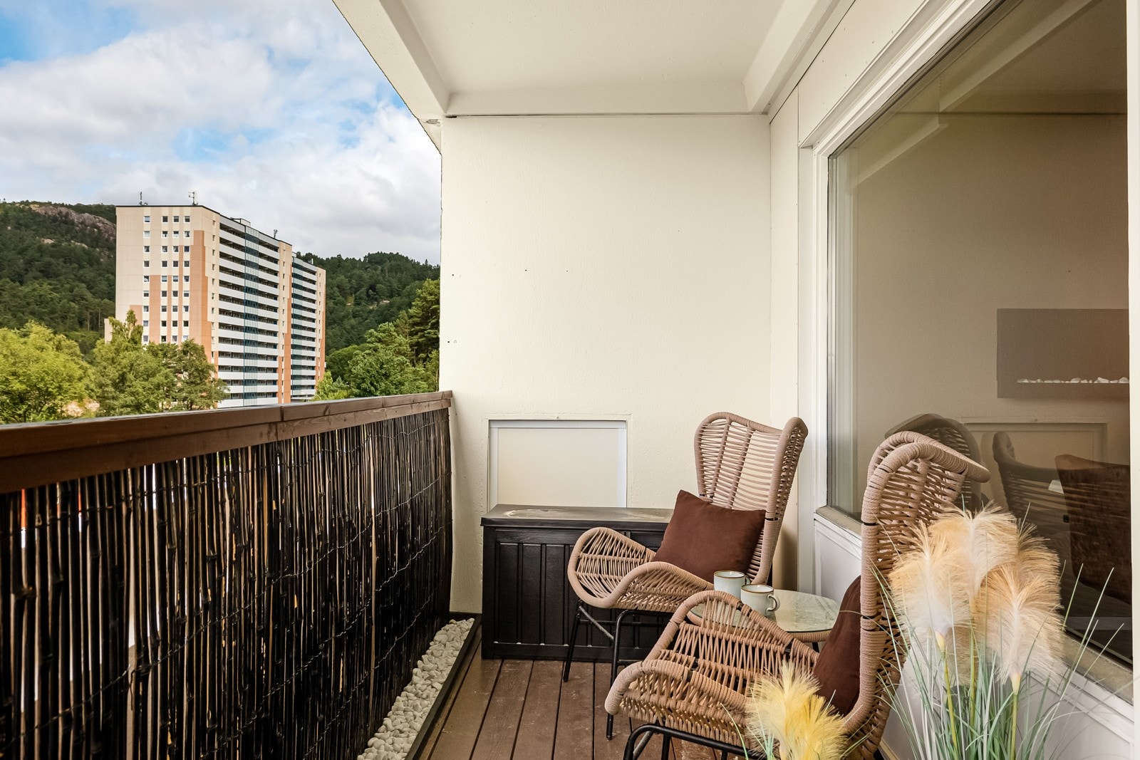 Skjermet balkong i hele leilighetens bredde Galleribilde