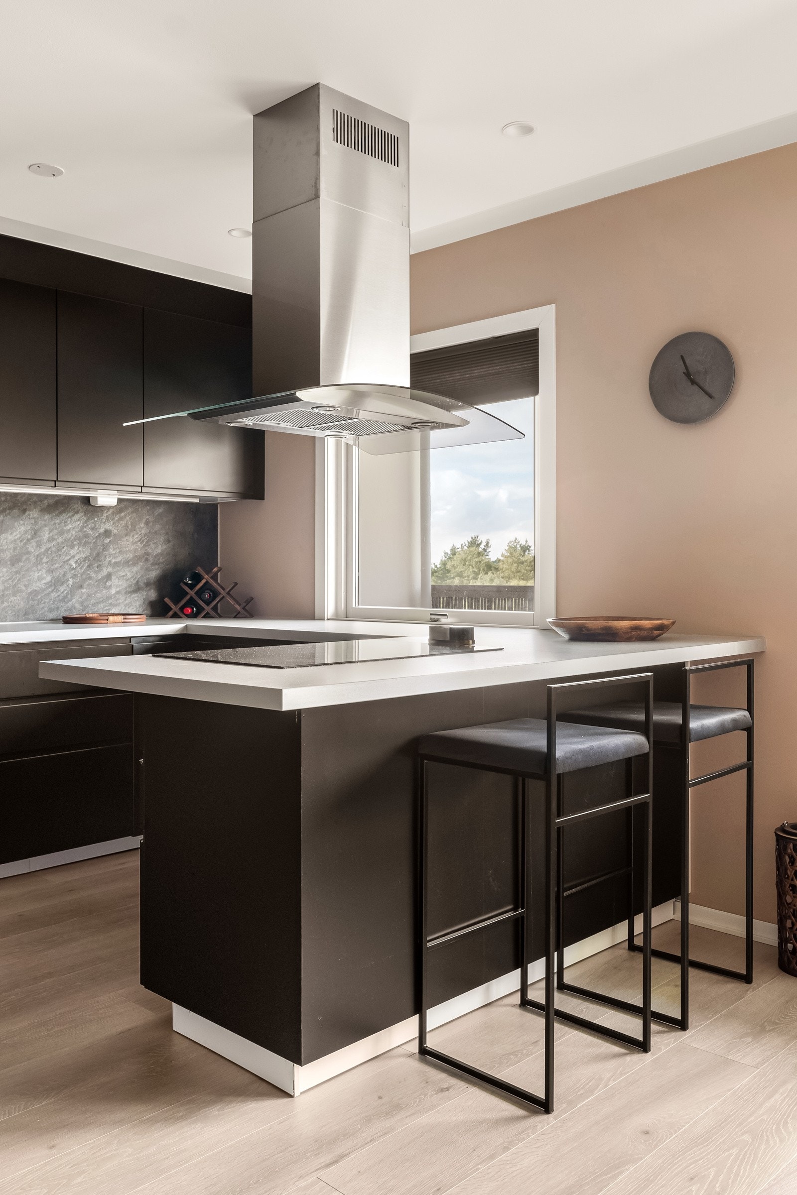 Halvøy med 80 cm koketopp blir hjertet på kjøkkenet og naturlig samlingspunkt Galleribilde