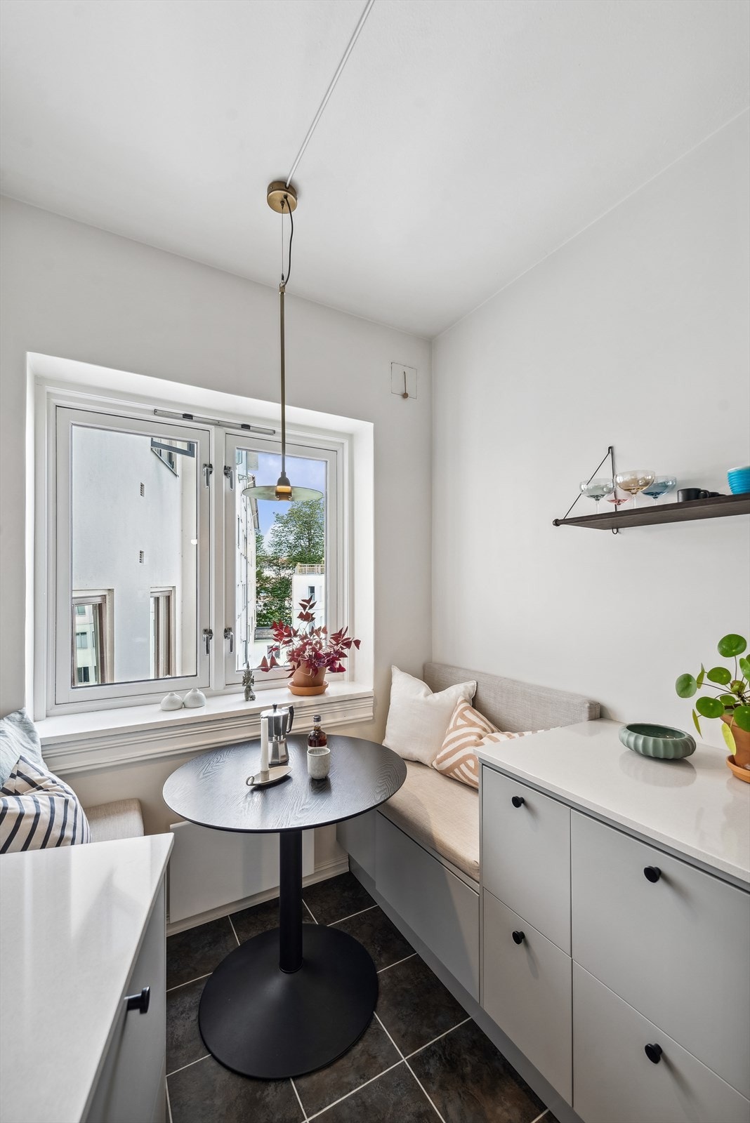 Det er bygd inn en hyggelig spisegruppe ved vinduet på kjøkkenet. Galleribilde