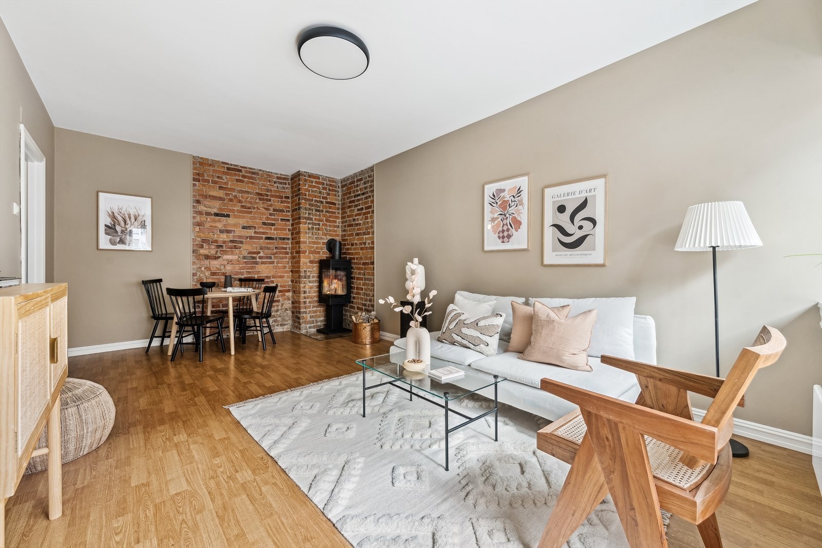 Lyst og sosialt oppholdsrom med god plass til spisebord, sofaseksjon og tv-møblement. Galleribilde