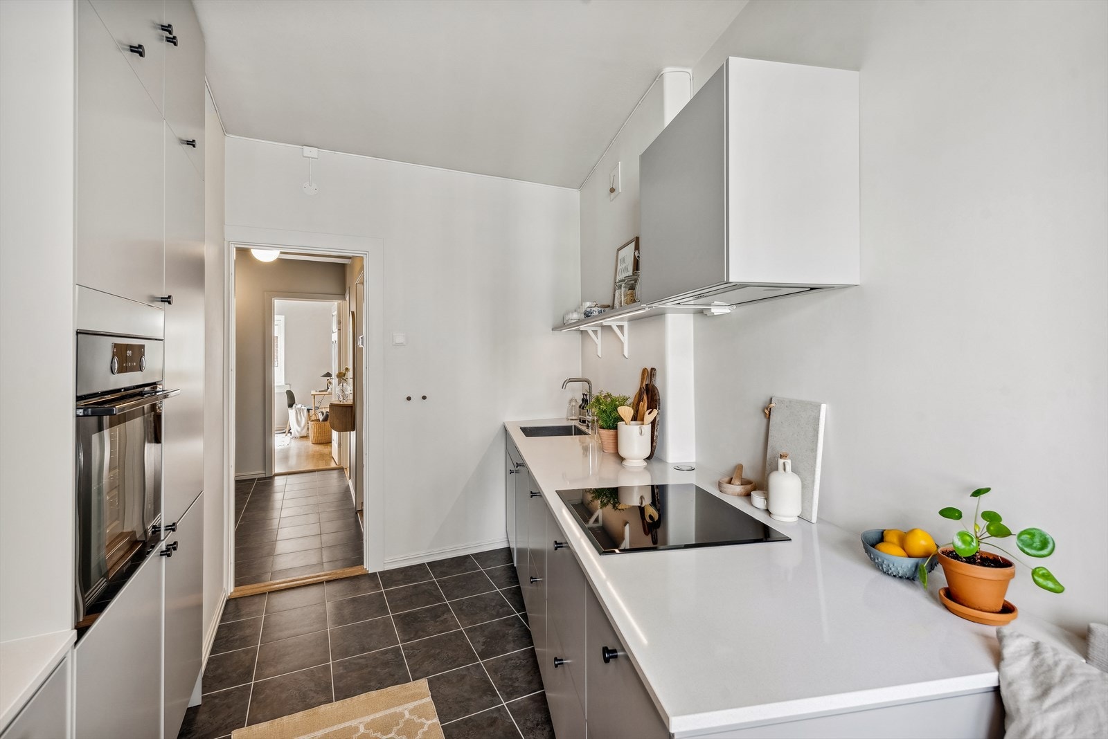 Kjøkkeninnredning består av matte fronter, benkeplater i kvarts, underlimt oppvaskkum, ventilator med kullfilter og integrerte hvitevarer. Galleribilde