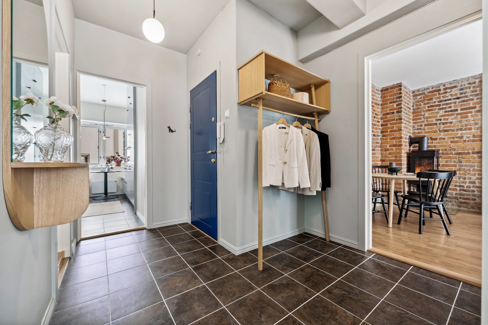 Innbydende og lys entré, som gir et godt førsteinntrykk av leiligheten. God plass til å henge fra seg yttertøy og til å sette fra seg sko. Galleribilde