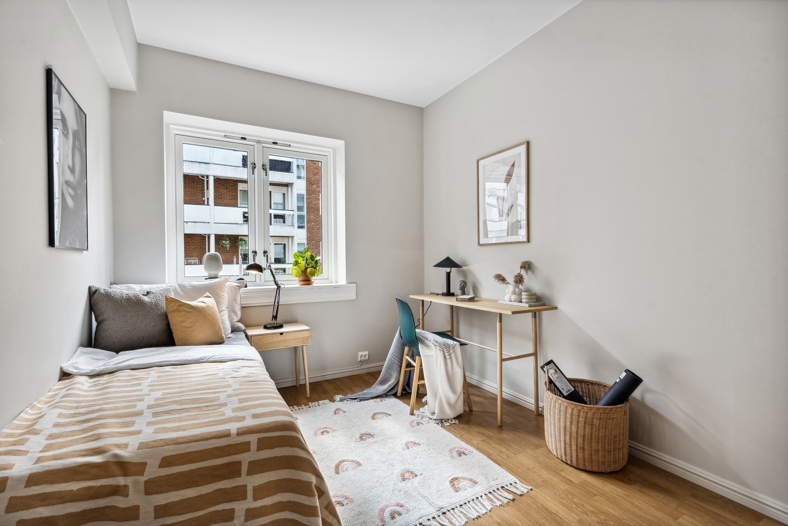 God plass til seng, garderobe og annet møblement. Galleribilde