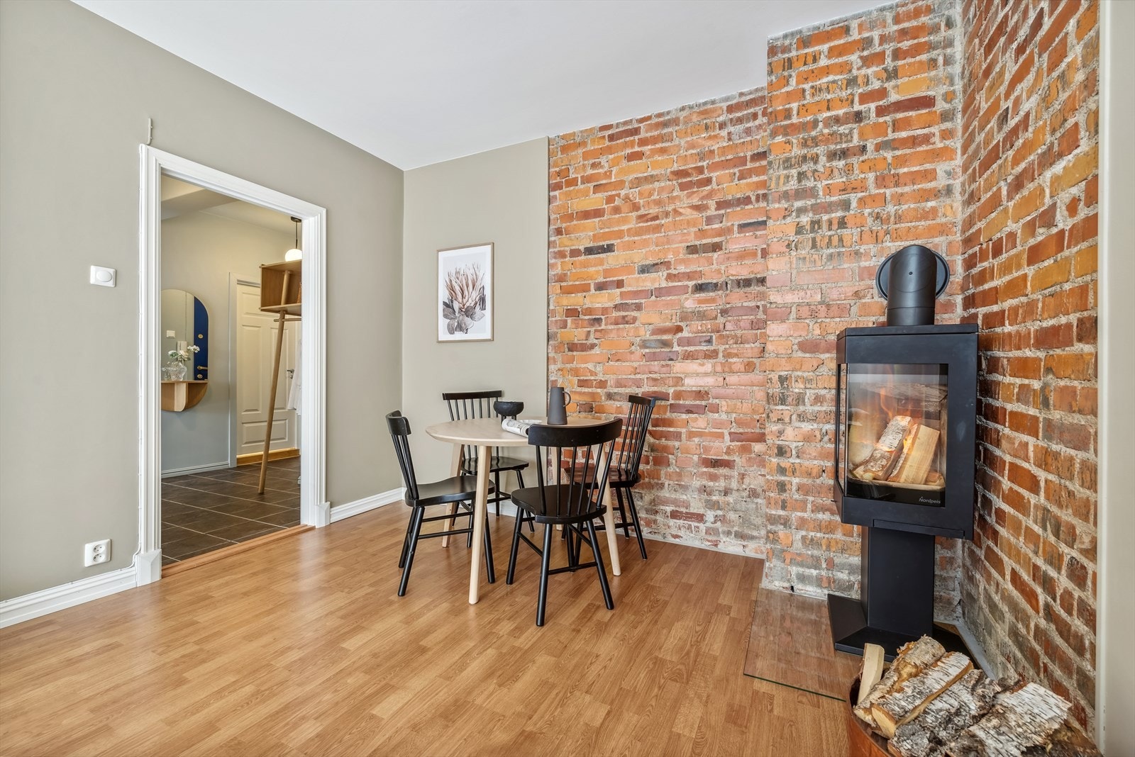 Stilig teglsteinsvegg og peisovn fra Nordpeis som varmer godt på kalde dager Galleribilde