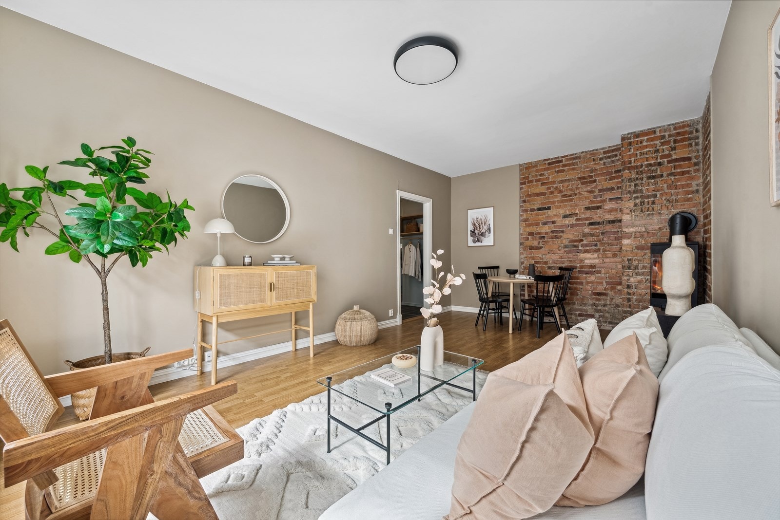 Veggene er helsparklet og nymalte i 2023 i en varm sandfarget tone som gjør det enkelt for videre møblering. Galleribilde