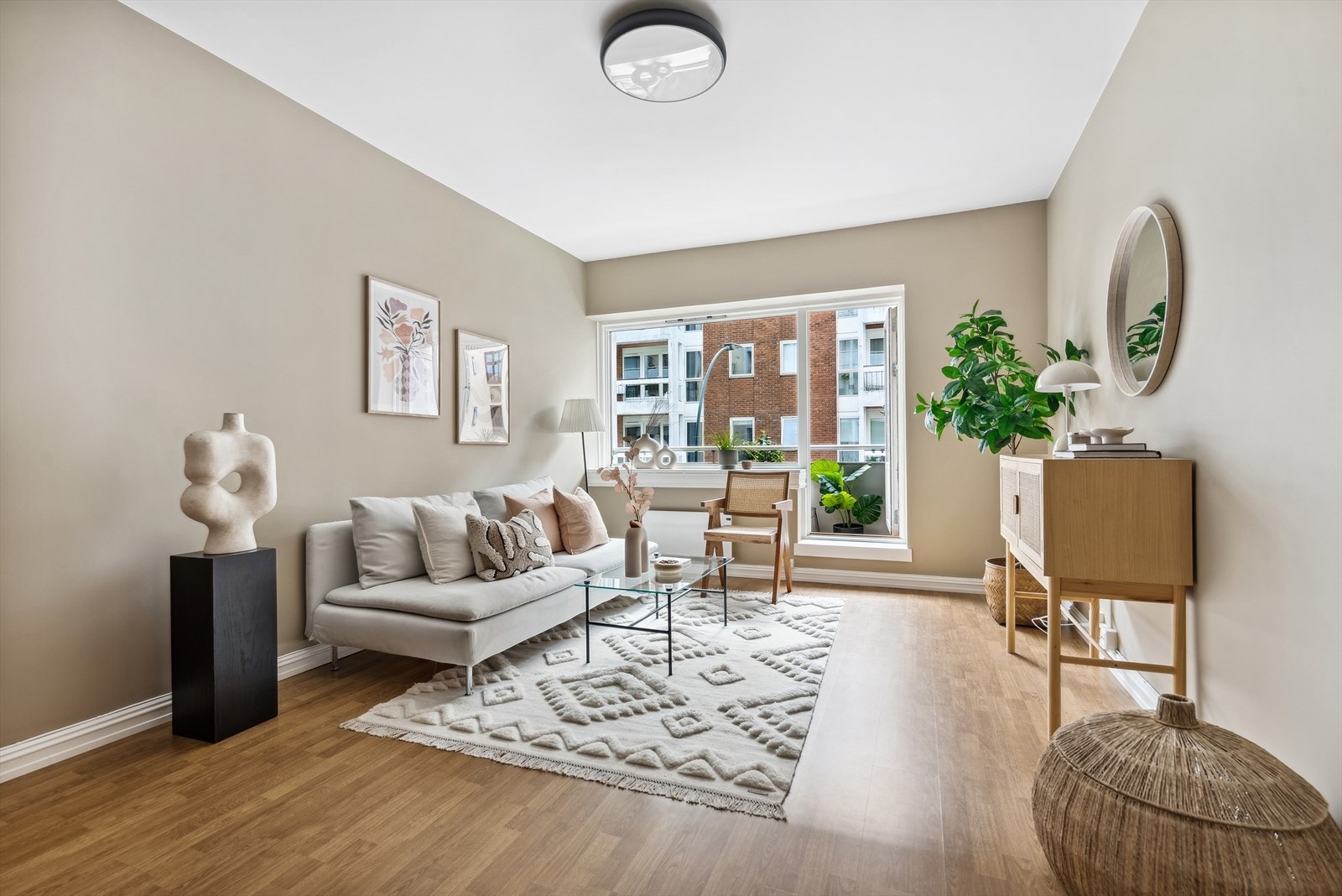 De store vindusflatene slipper inn rikelig med naturlig lys, og skaper en herlig atmosfære i rommet. Galleribilde