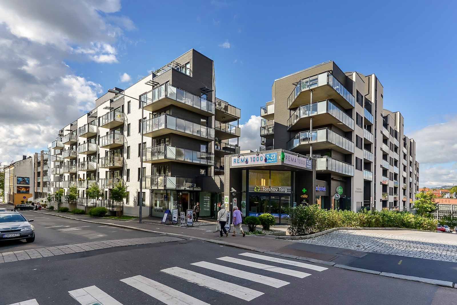 Torshov Torg med blant annet Rema 1000, restaurant og apotek. Galleribilde
