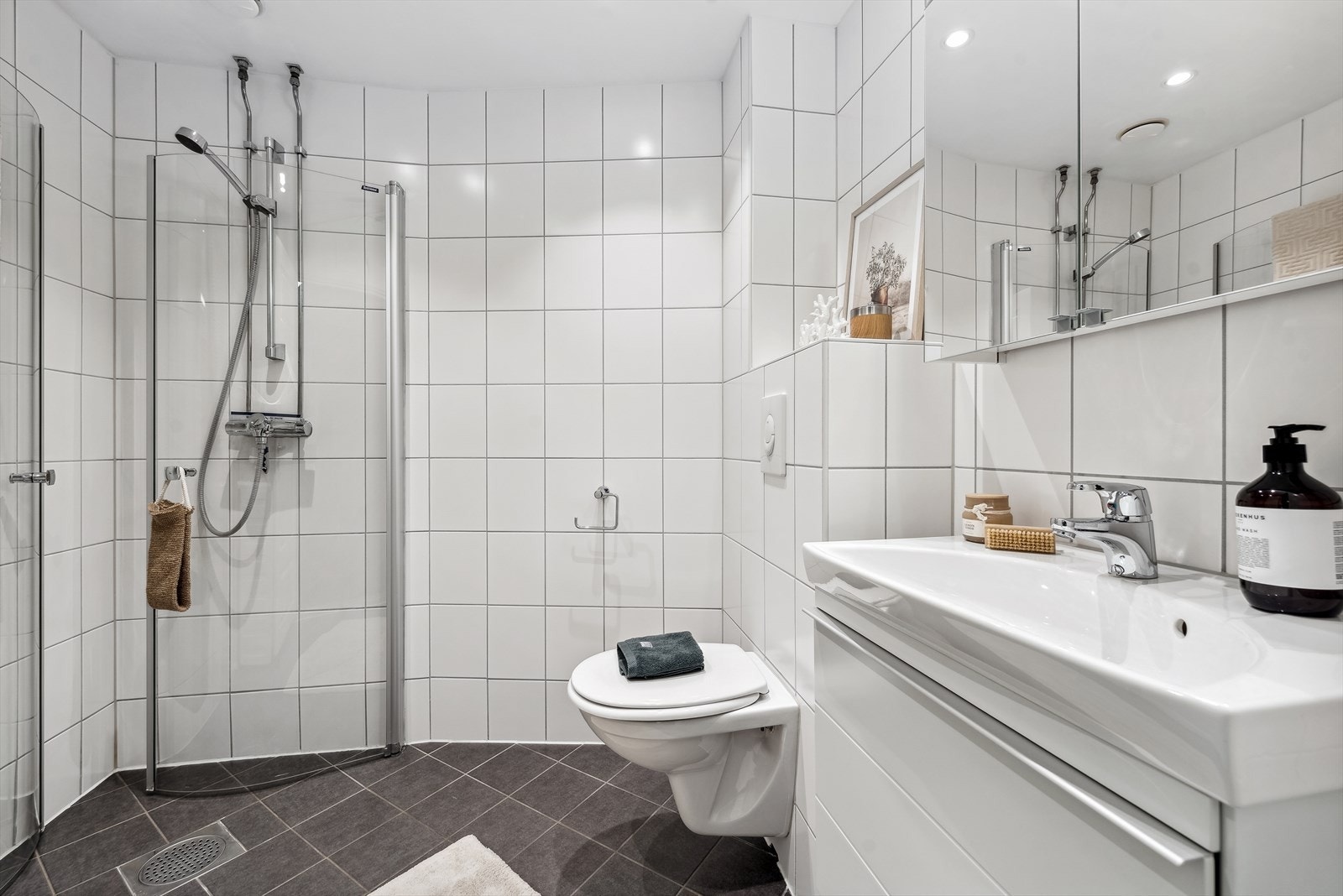 Delikat flislagt bad med varmekabler i gulv og downlights i himling. Badet ble pusset opp i 2013 i regi av sameiet. Galleribilde