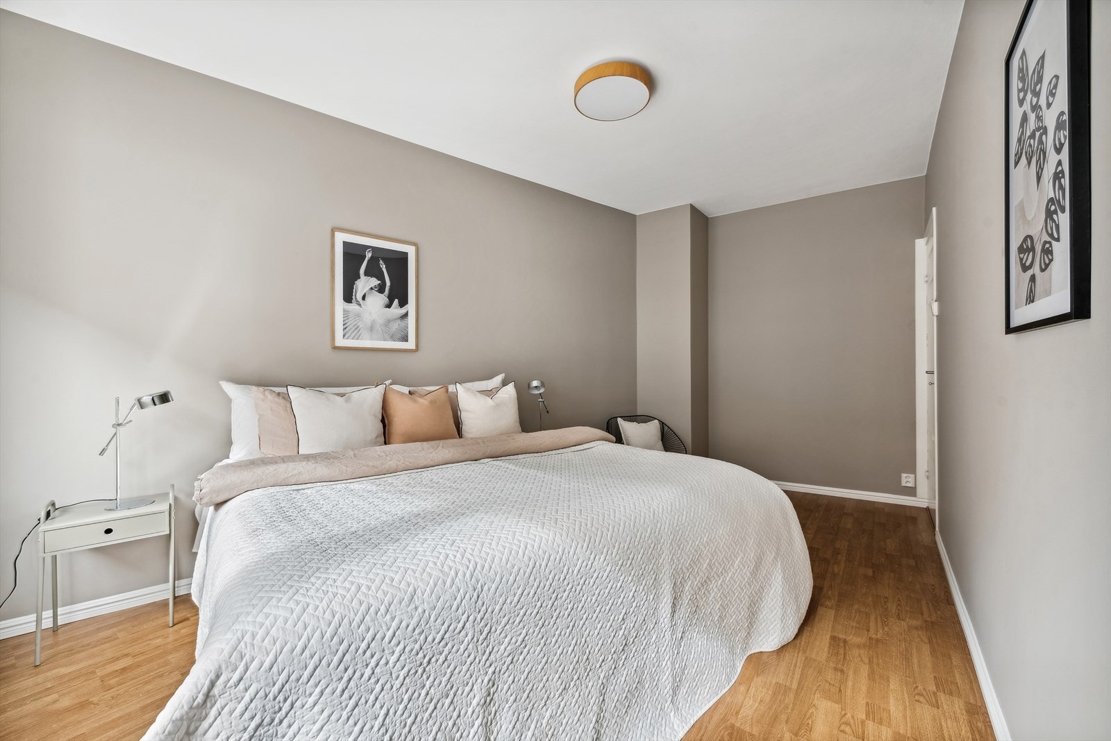 Her har du plass til en dobbeltseng på 180 cm, nattbord, garderobe og annet soveromsinteriør. Galleribilde