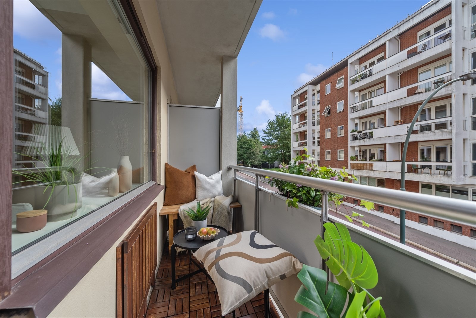 Sydøstvendt balkong på 3 m² med plass til en liten sittegruppe. Galleribilde