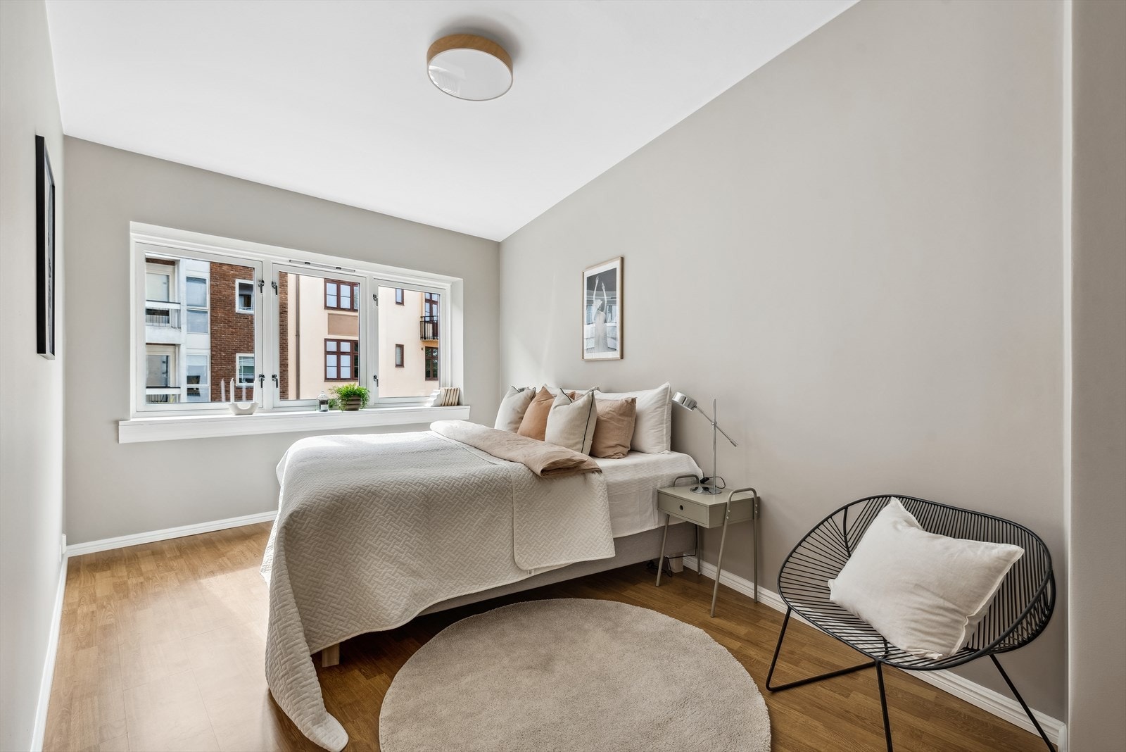 Romslig hovedsoverom malt i 2023 i en lun og fin farge. Galleribilde